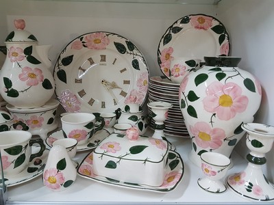 27039455c - Umfangreiches Tafelservice, Villeroy & Boch, Wildrose, 24 große Speiseteller, 7 ...