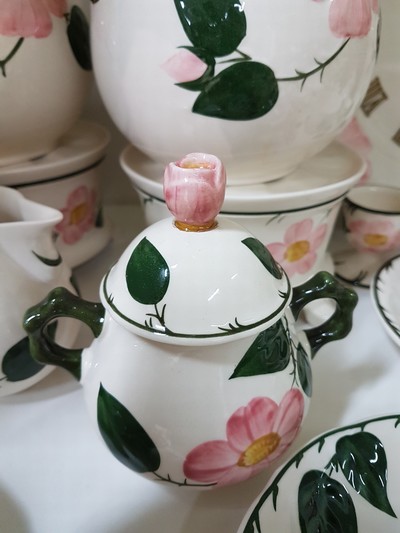 27039455k - Umfangreiches Tafelservice, Villeroy & Boch, Wildrose, 24 große Speiseteller, 7 ...