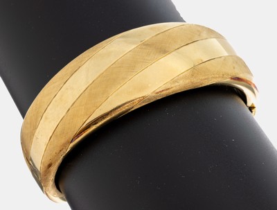 Image 14 kt Gold Armreif, GG 585/00, gefüllt, Oberfläche z.T. strukt., B. ca. 1.2-2.4 cm, ...