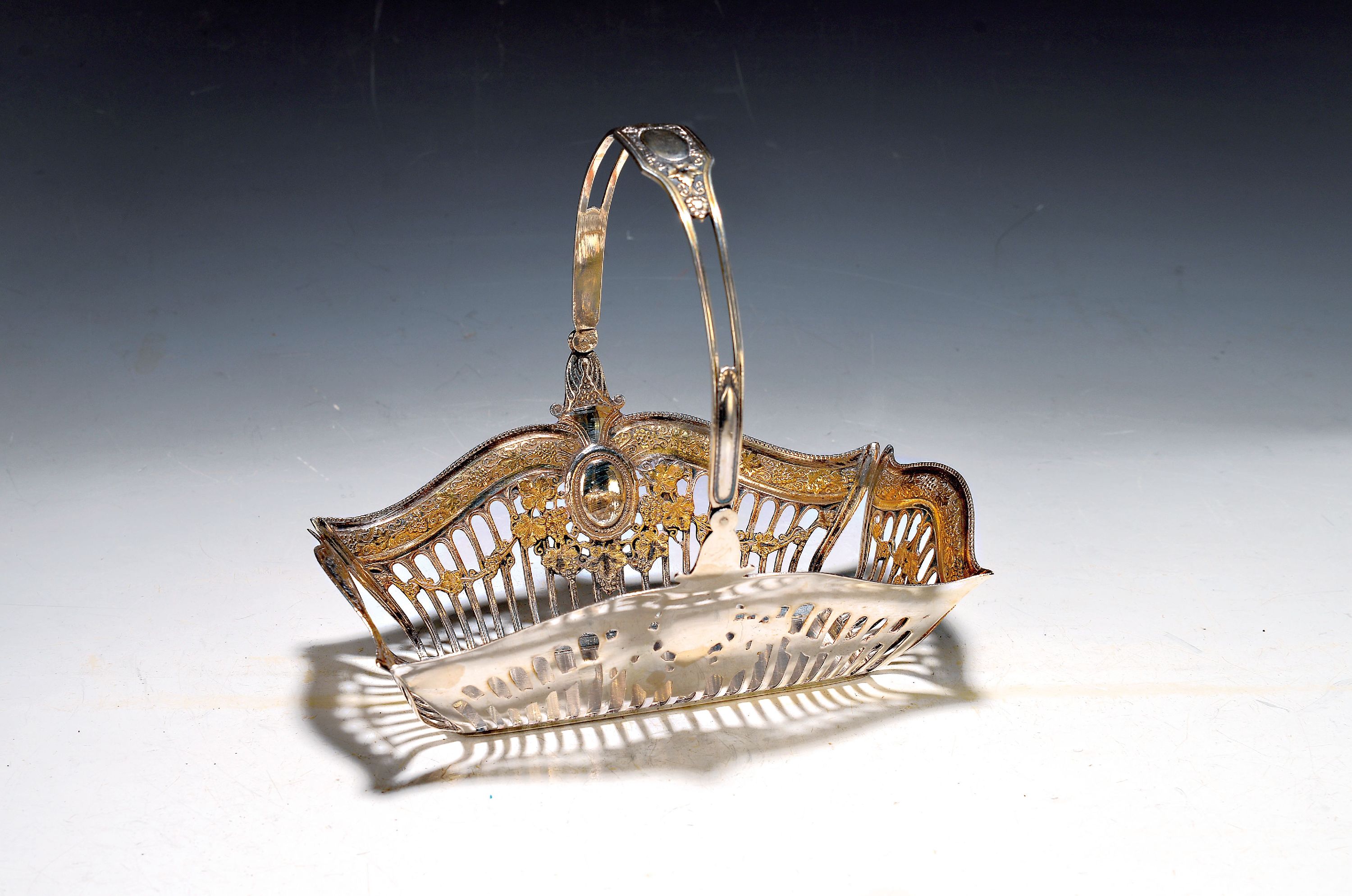 Image 27039521 - Henkelkörbchen, klassizistischer Dekor, 20. Jh., 900er Silber, Durchbrucharbeit, z.T. ...