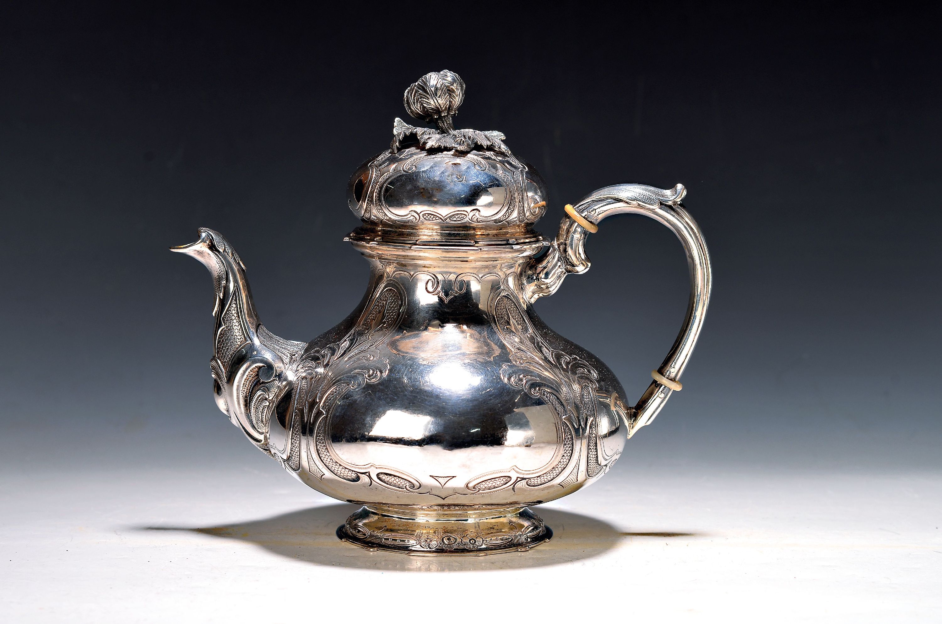 Image 27039522 - Teekanne, Wilkens, um 1860/70, Barockstil, reich verziert und graviert, Rocaillen, ...