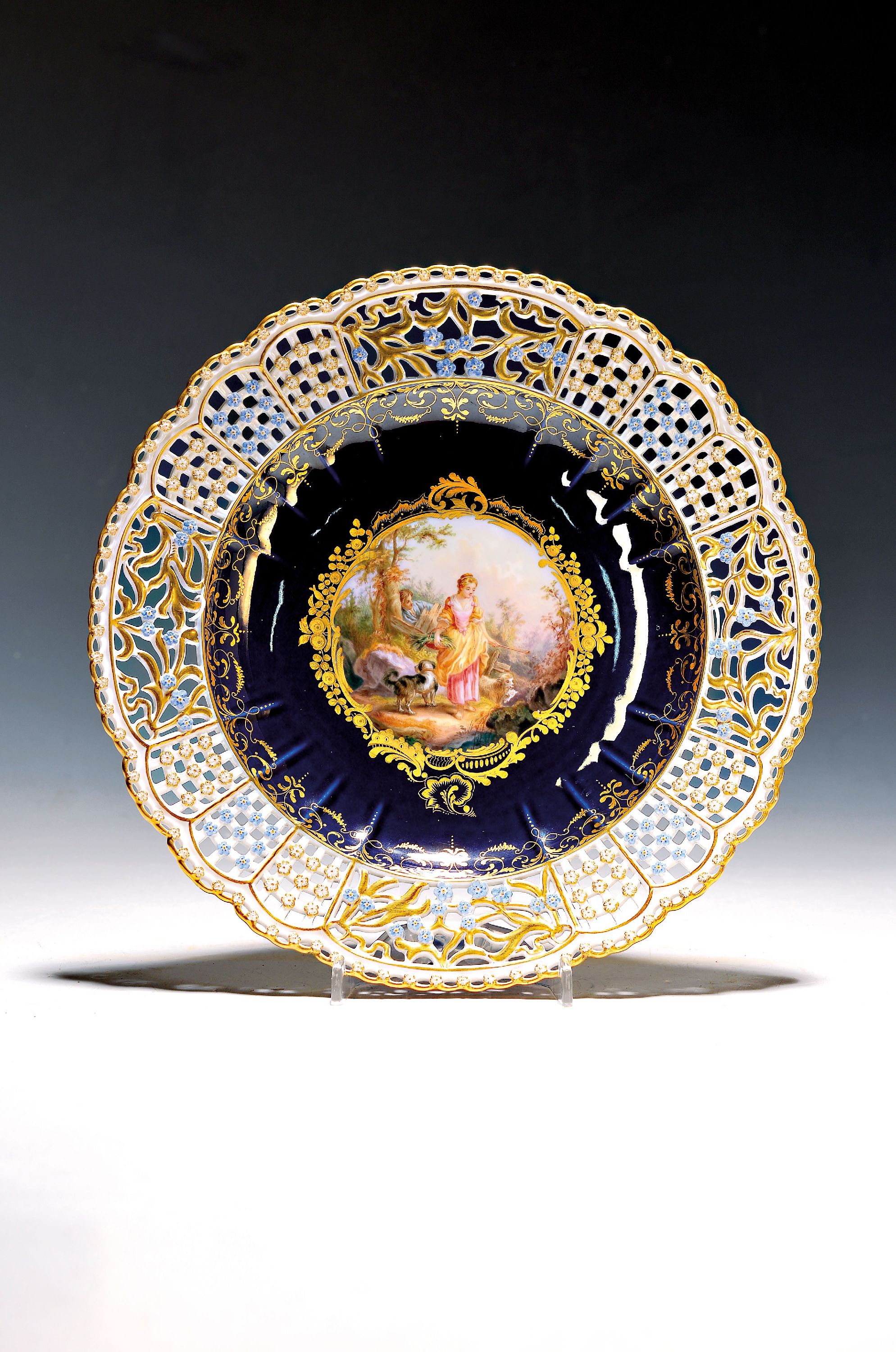 Image 27039525 - Prunkteller, Meissen, um 1860/70, mittig mit feiner Figurenszenerie bemalt aufwendiger ...