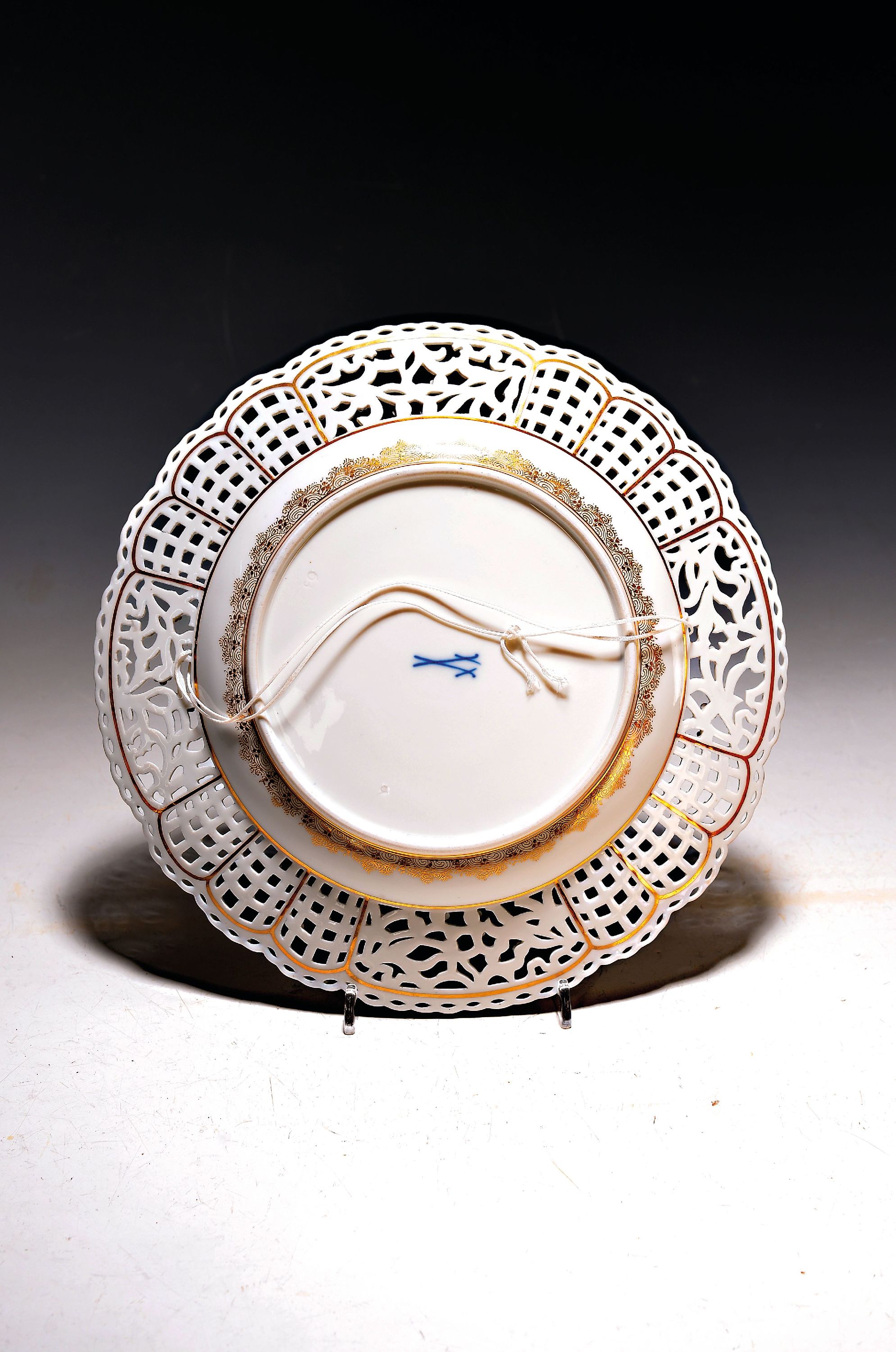 Detail a: Prunkteller, Meissen, um 1860/70, mittig mit feiner Figurenszenerie bemalt aufwendiger floraler Durchbrucharbeit, Vergissmeinichtdekor, Goldstaffage, ...