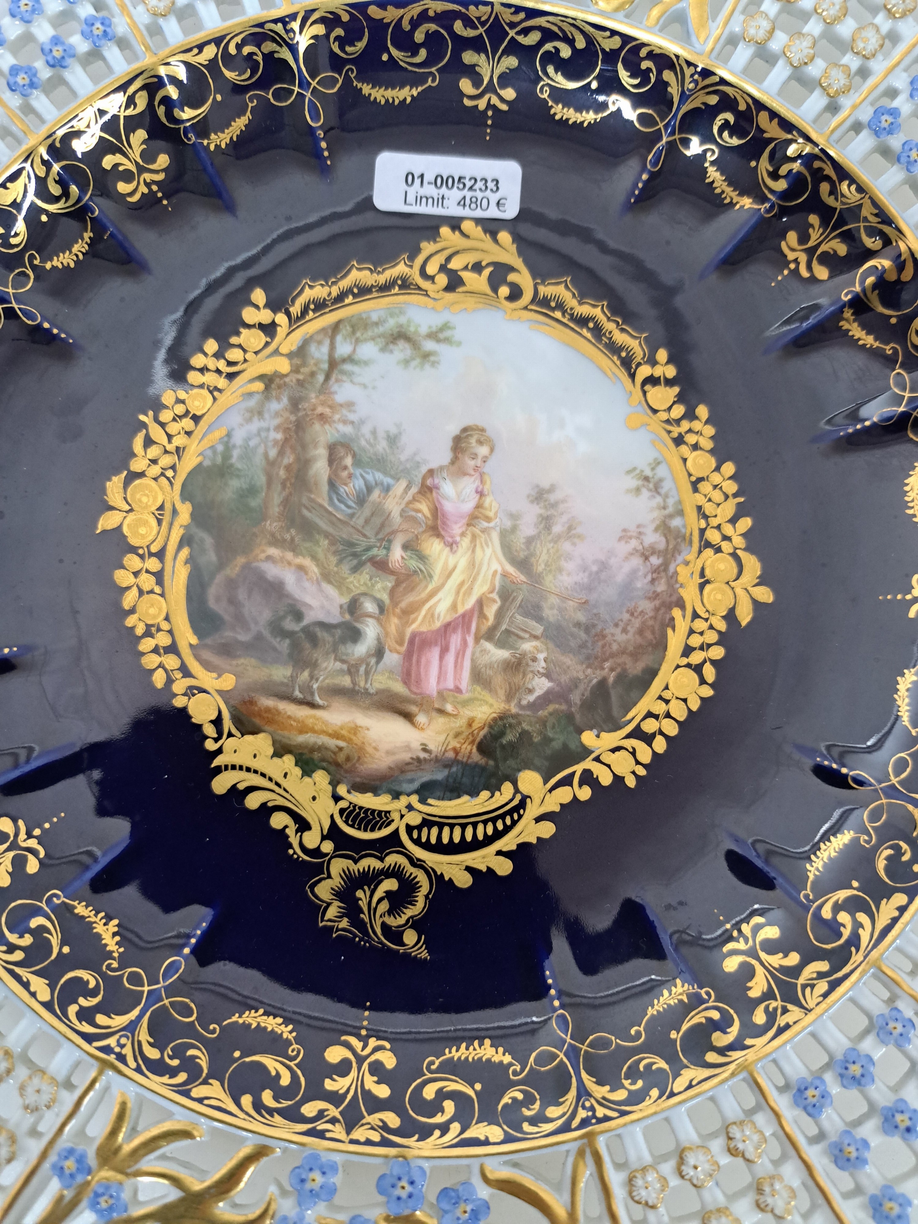 Detail b: Prunkteller, Meissen, um 1860/70, mittig mit feiner Figurenszenerie bemalt aufwendiger floraler Durchbrucharbeit, Vergissmeinichtdekor, Goldstaffage, ...