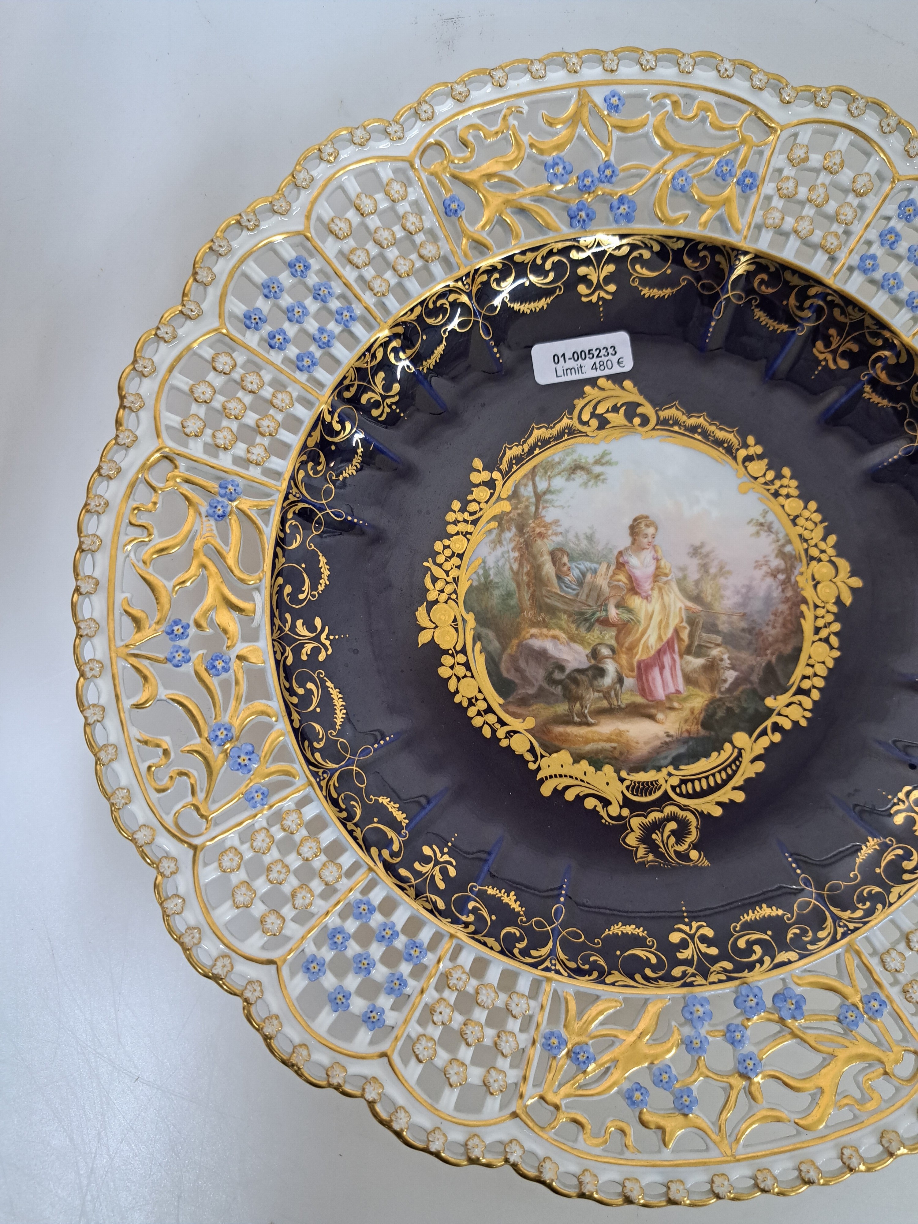 Detail c: Prunkteller, Meissen, um 1860/70, mittig mit feiner Figurenszenerie bemalt aufwendiger floraler Durchbrucharbeit, Vergissmeinichtdekor, Goldstaffage, ...
