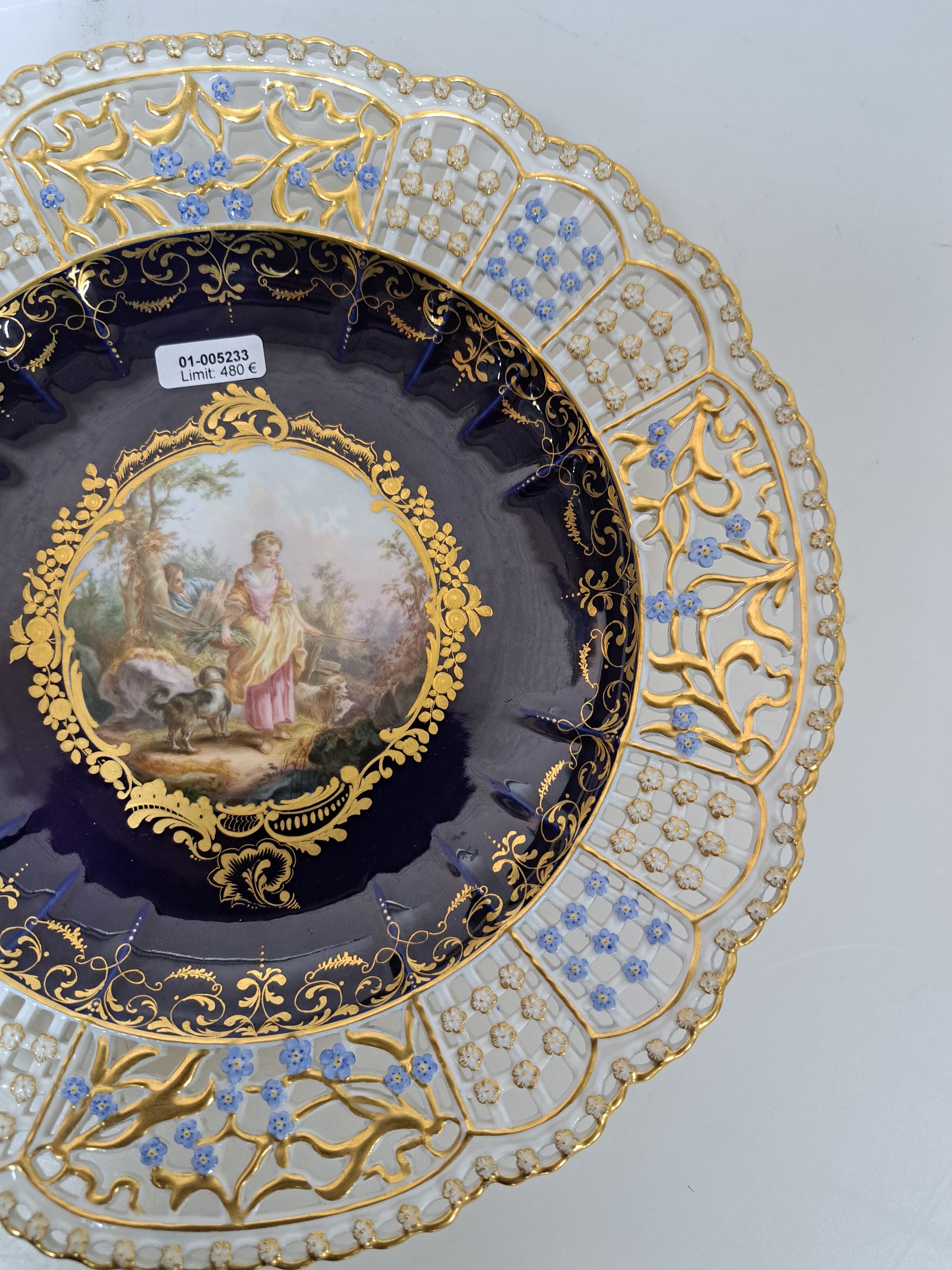Detail d: Prunkteller, Meissen, um 1860/70, mittig mit feiner Figurenszenerie bemalt aufwendiger floraler Durchbrucharbeit, Vergissmeinichtdekor, Goldstaffage, ...