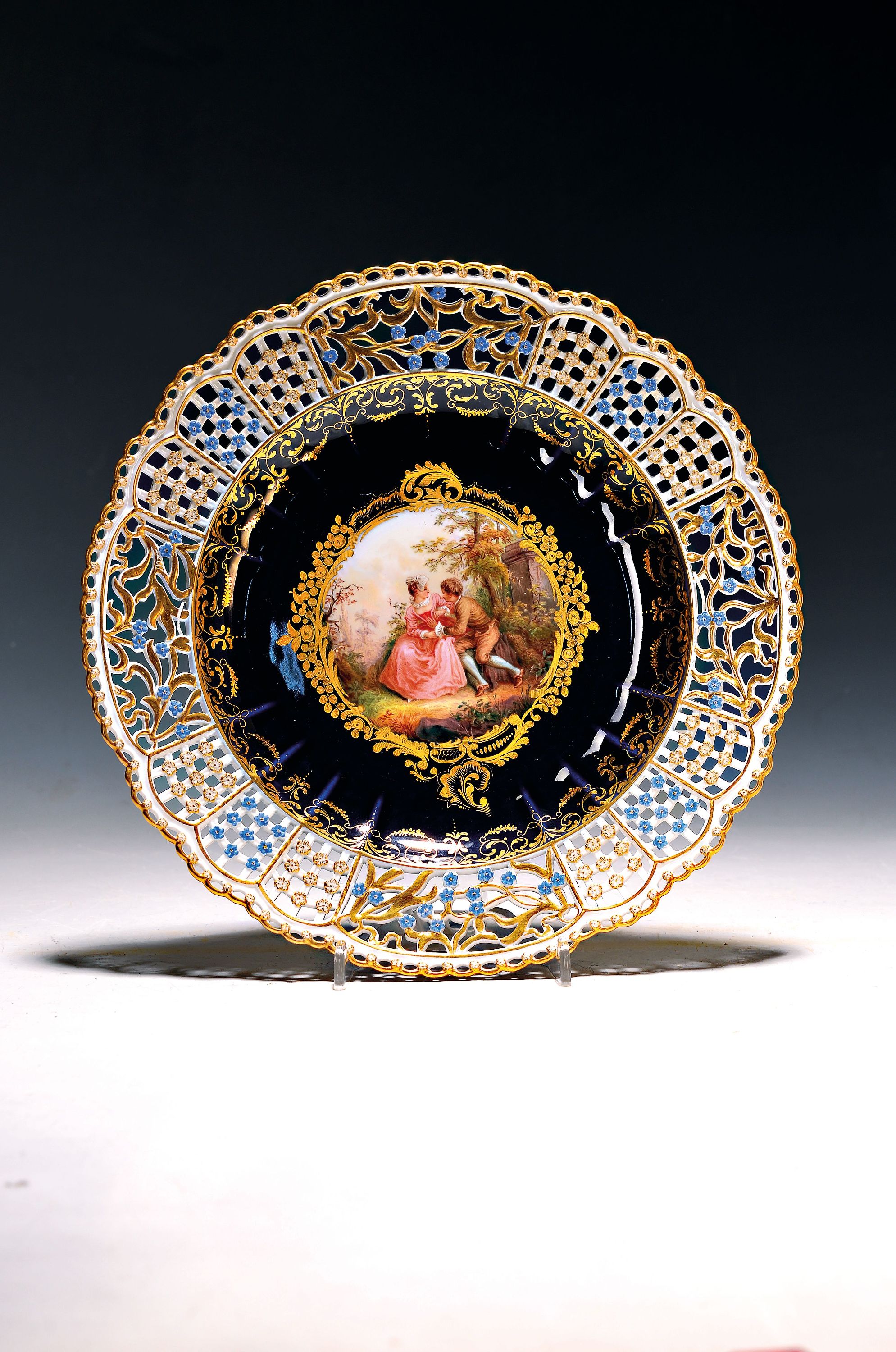 Image 27039526 - Prunkteller, Meissen, um 1860/70, mittig mit feinen Figuren bemalt, aufwendiger floraler ...