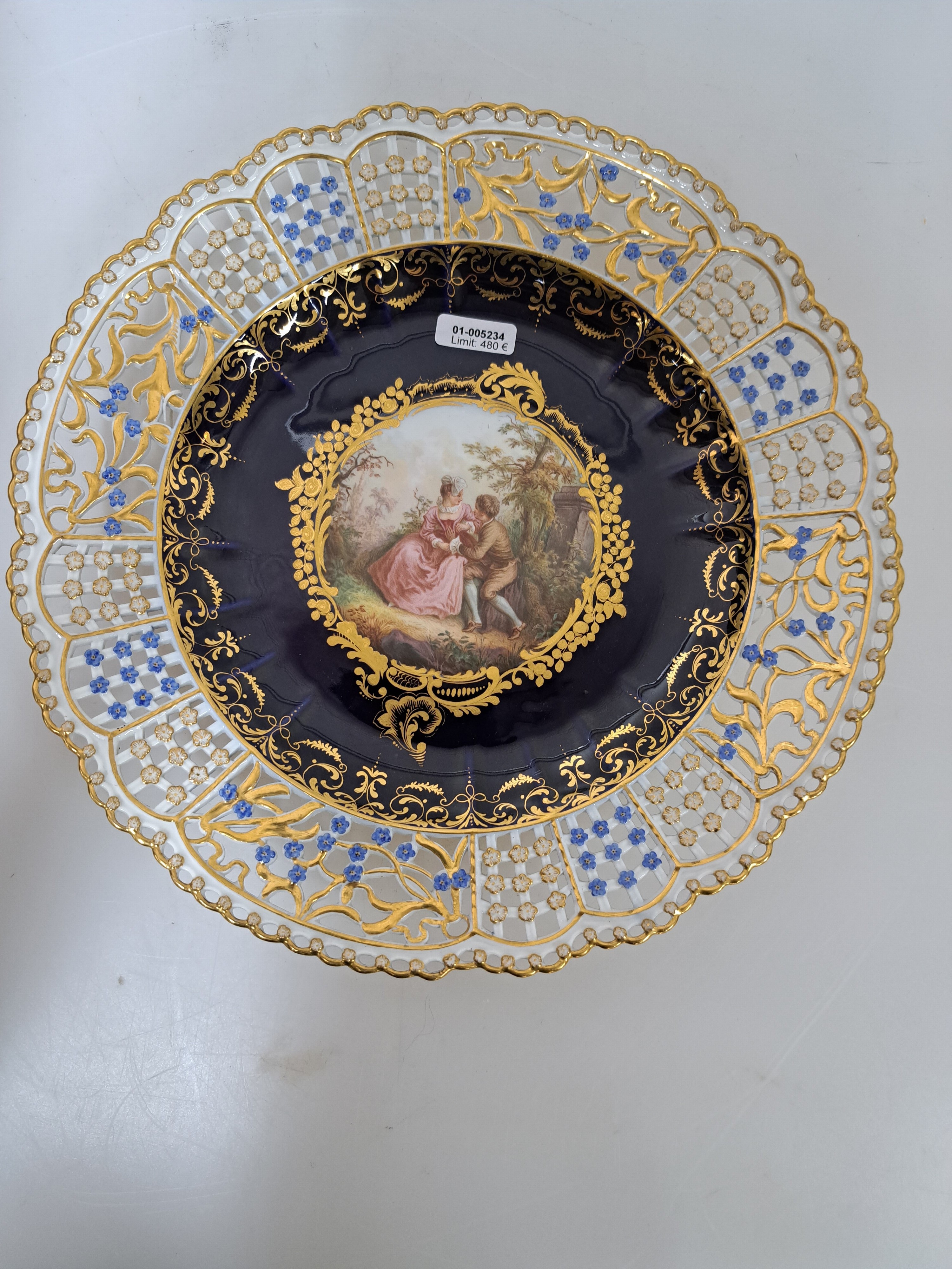 Detail a: Prunkteller, Meissen, um 1860/70, mittig mit feinen Figuren bemalt, aufwendiger floraler Durchbrucharbeit, Vergissmeinichtdekor, Goldstaffage, ...