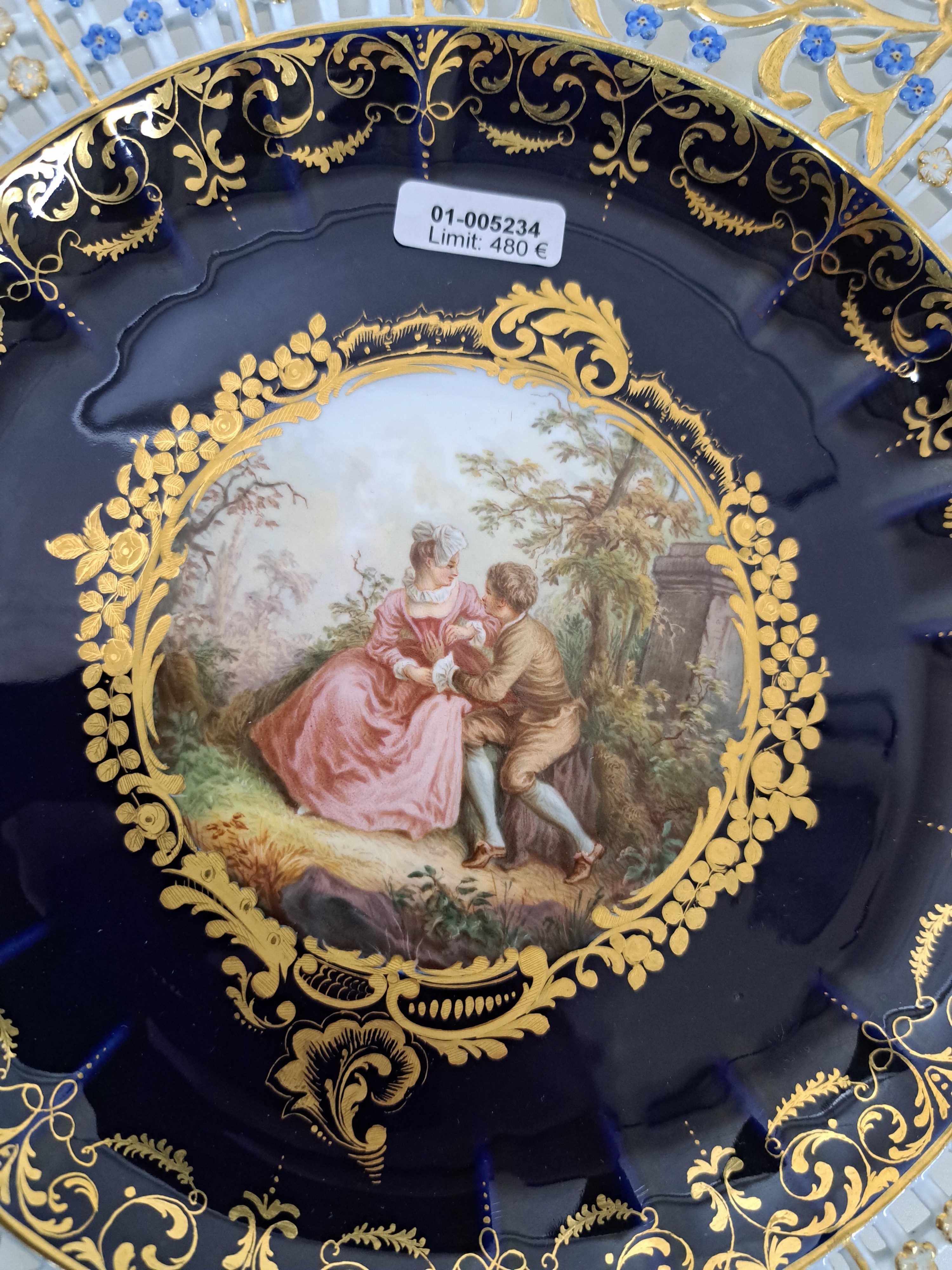 Detail b: Prunkteller, Meissen, um 1860/70, mittig mit feinen Figuren bemalt, aufwendiger floraler Durchbrucharbeit, Vergissmeinichtdekor, Goldstaffage, ...