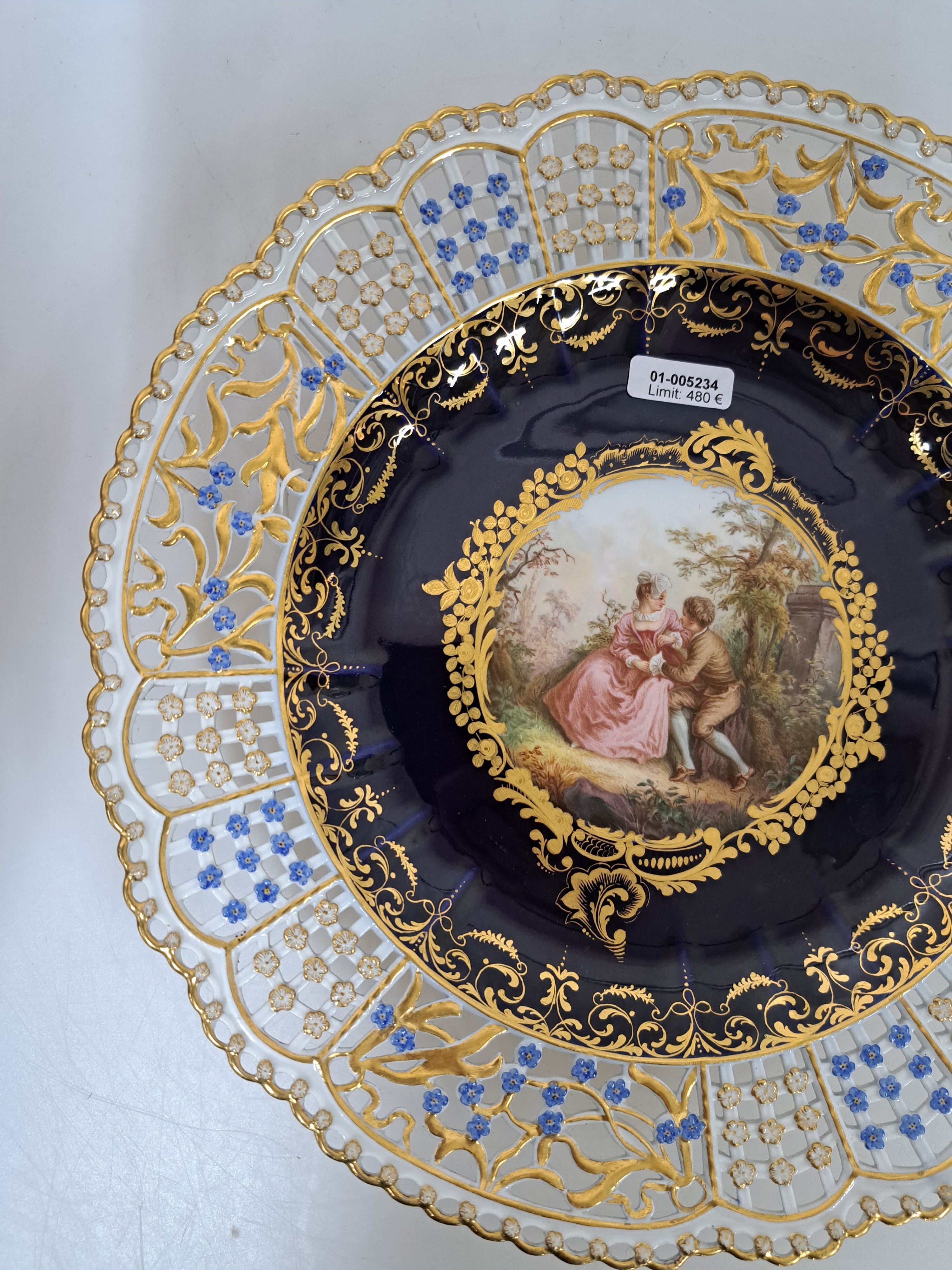 Detail c: Prunkteller, Meissen, um 1860/70, mittig mit feinen Figuren bemalt, aufwendiger floraler Durchbrucharbeit, Vergissmeinichtdekor, Goldstaffage, ...