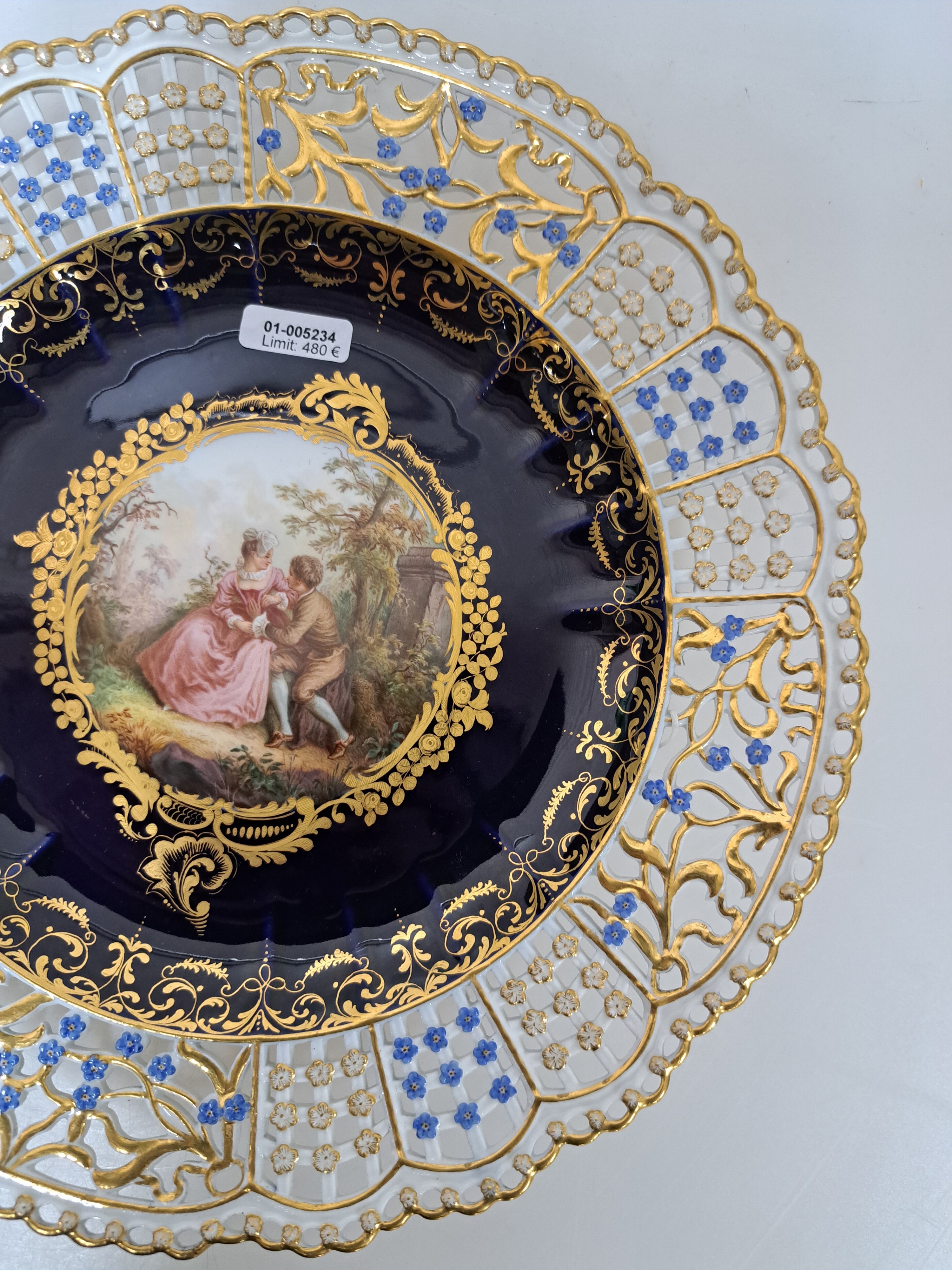 Detail d: Prunkteller, Meissen, um 1860/70, mittig mit feinen Figuren bemalt, aufwendiger floraler Durchbrucharbeit, Vergissmeinichtdekor, Goldstaffage, ...