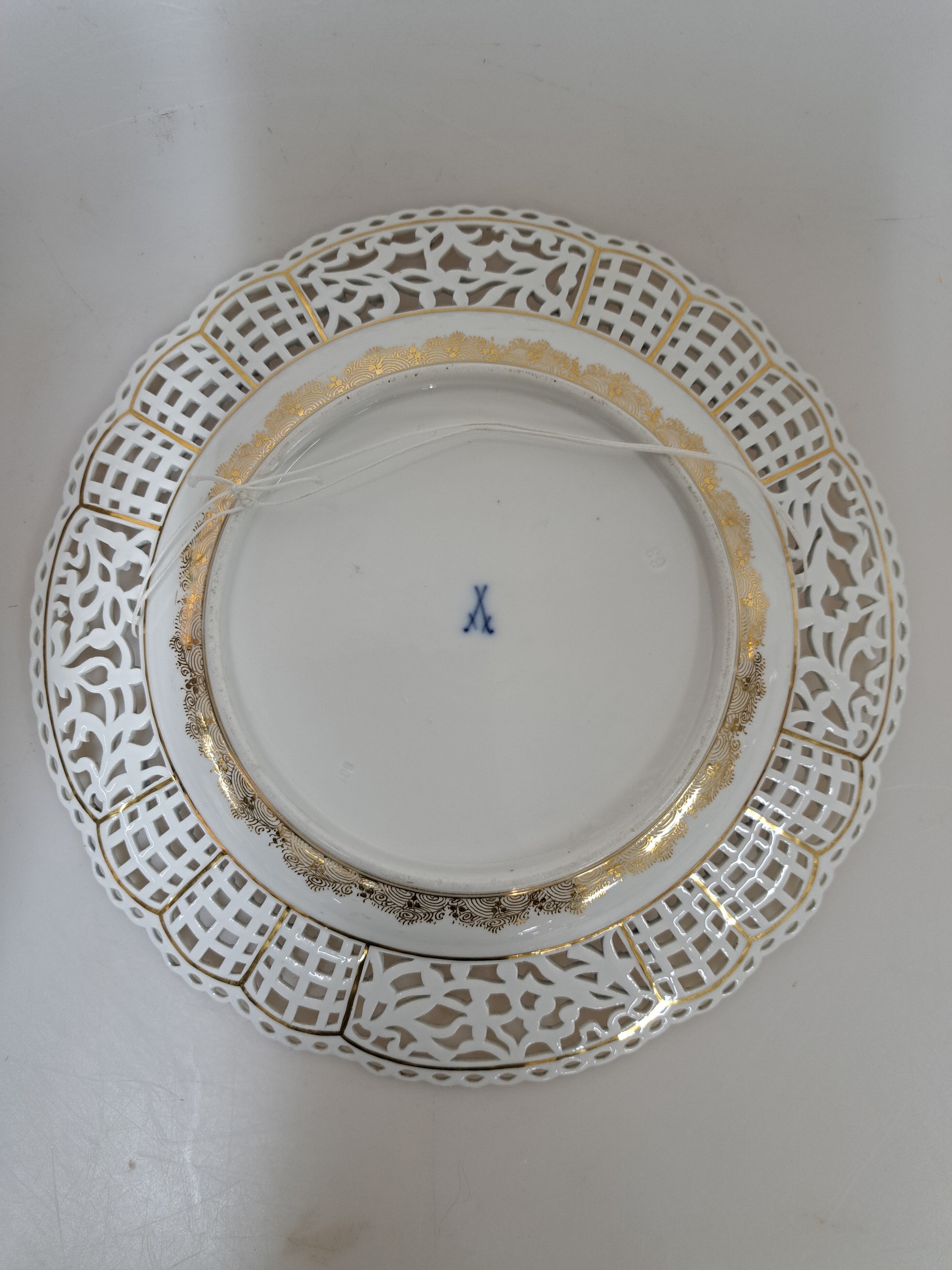 Detail e: Prunkteller, Meissen, um 1860/70, mittig mit feinen Figuren bemalt, aufwendiger floraler Durchbrucharbeit, Vergissmeinichtdekor, Goldstaffage, ...