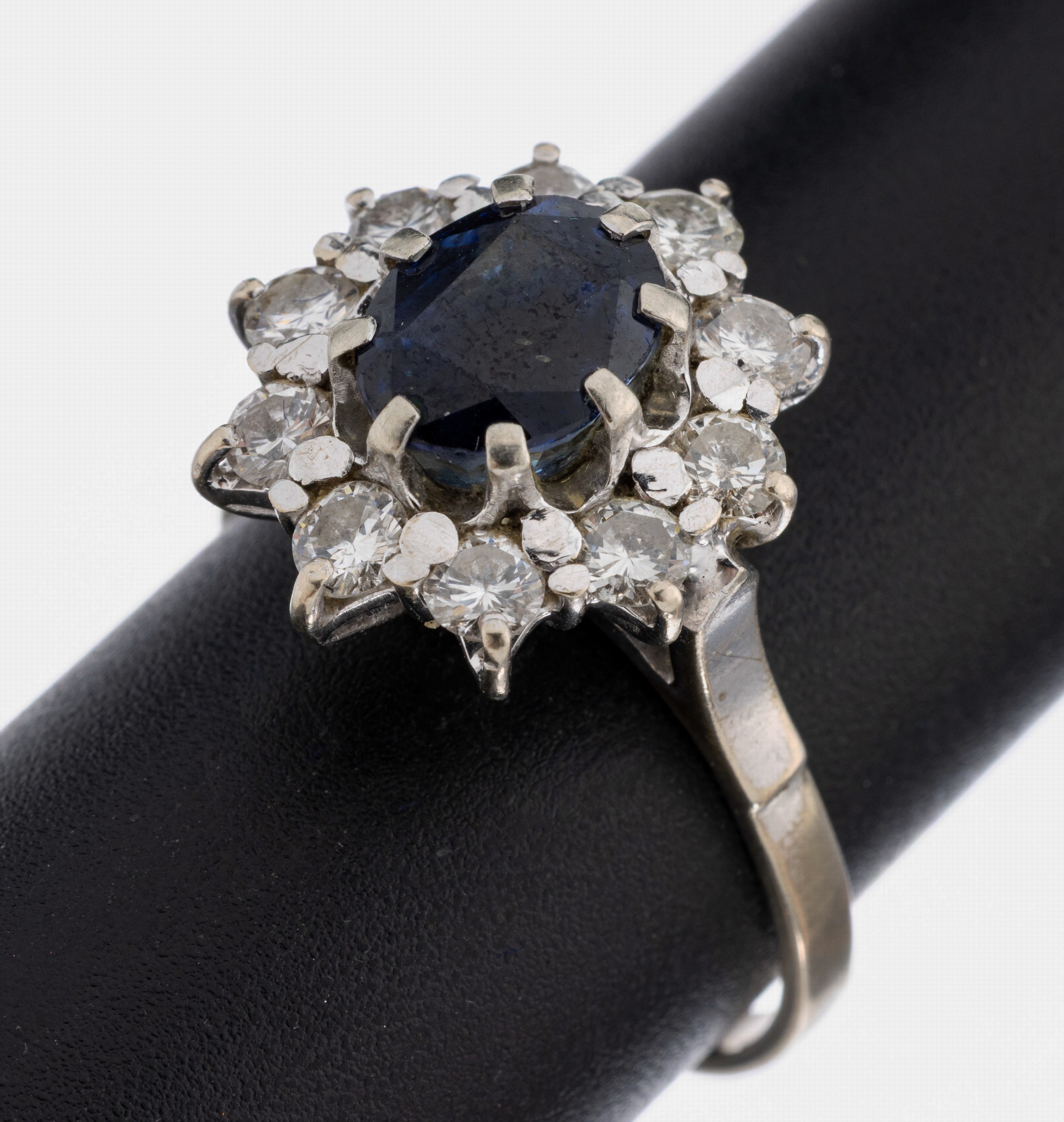 Image 27039560 - 18 kt Gold Farbstein-Brillant-Ring, WG 750/000, mittig ovalfacett. Saphir-Dublette, 10 ...