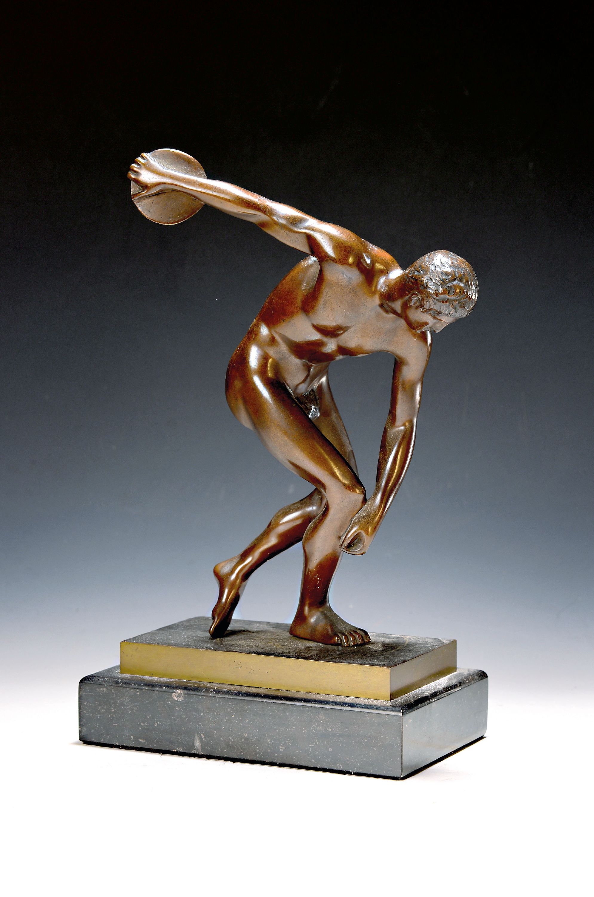 Image 27039568 - Bronzeskulptur Diskobolos, 20.Jh, Bronze patiniert, auf schwarzer Steinplinthe, nach dem ...