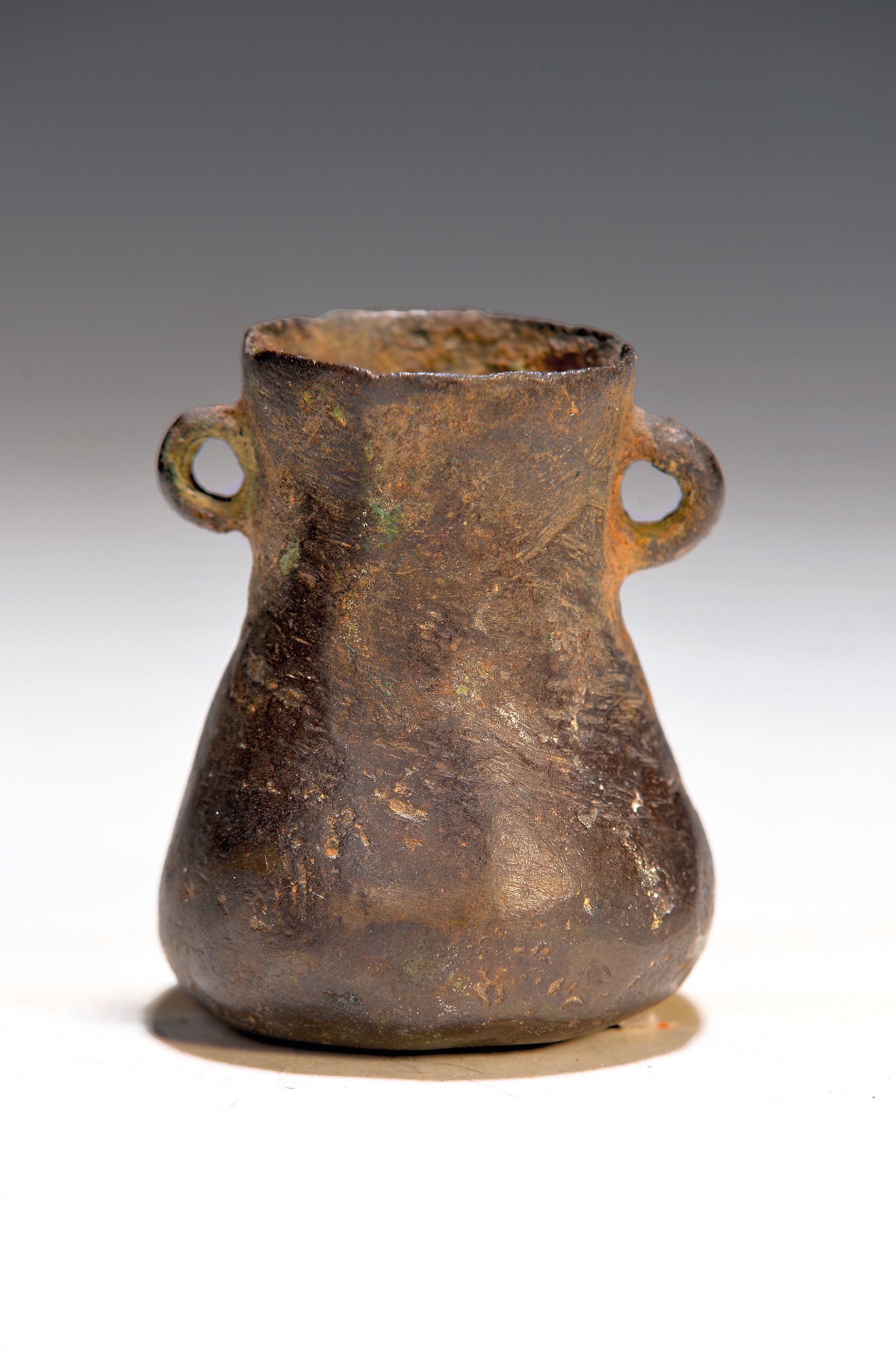 Image 27039581 - Mittelalterliches Bronzegefäß, um 1300, dünnwandige Bronze, zwei ringförmige Henkel, ...