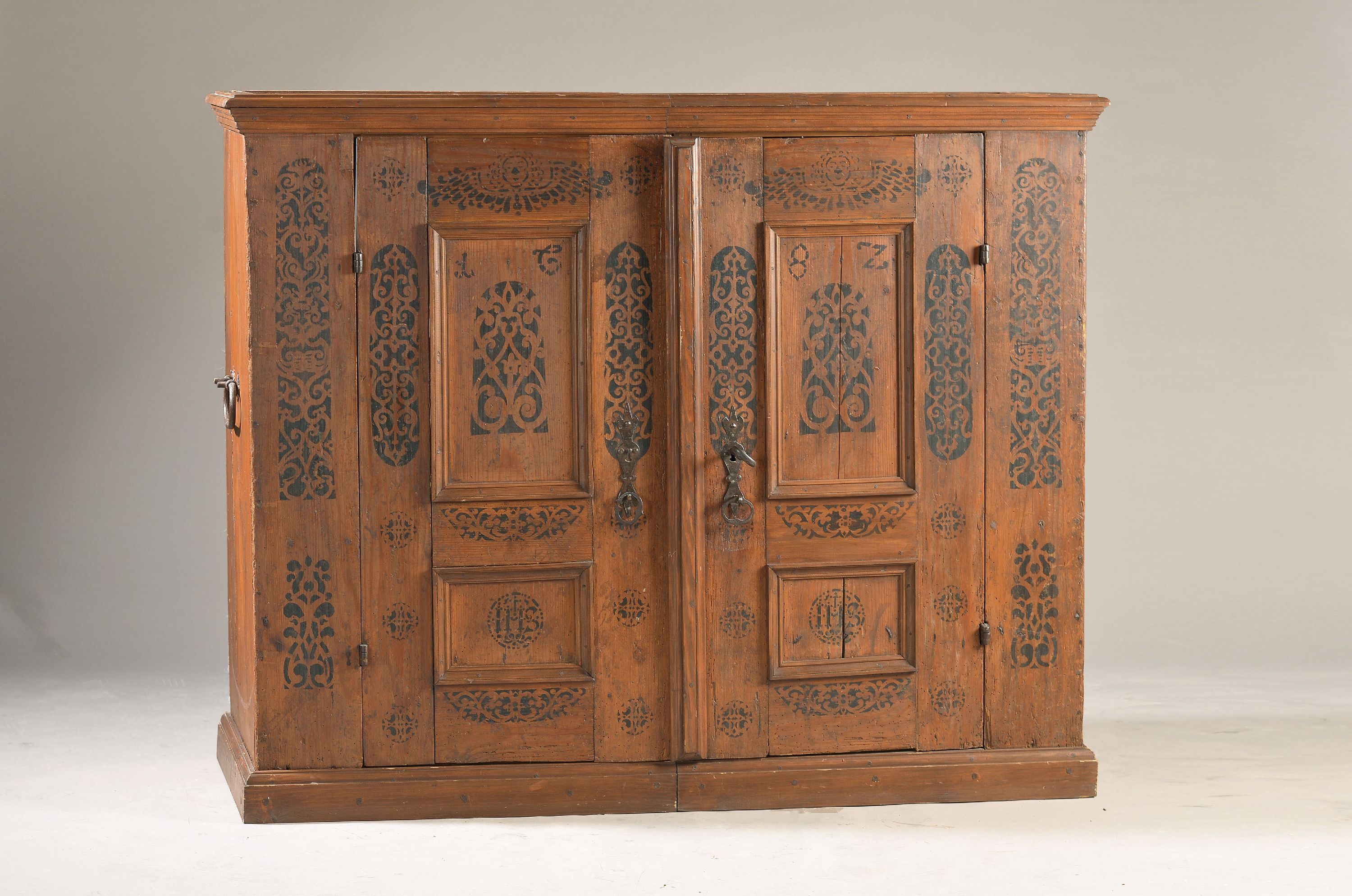 Image 27039582 - Bauernmöbel, sog. Wirtschaftsschrank, norddeutsch, 18.Jh., Bandornamentik in ...