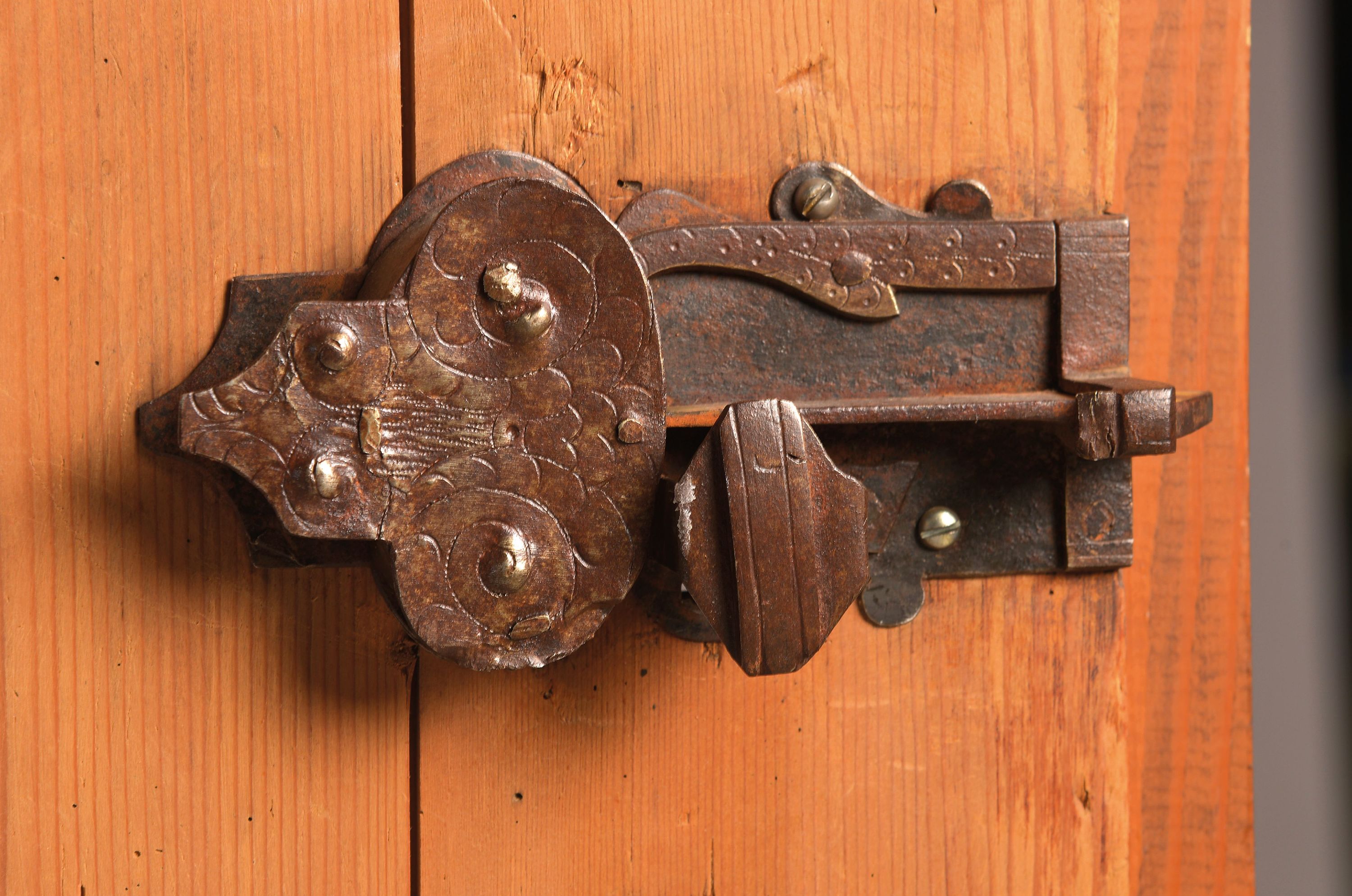 Detail a: Bauernmöbel, sog. Wirtschaftsschrank, norddeutsch, 18.Jh., Bandornamentik in Brandmalerei, orig. Schlösser, 2-tlg., 1 Schlüssel, EZ 2-3, Vgl. ...