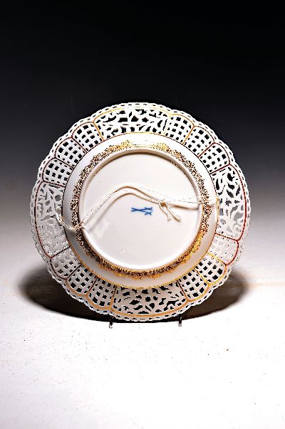 27039525a - Prunkteller, Meissen, um 1860/70, mittig mit feiner Figurenszenerie bemalt aufwendiger ...