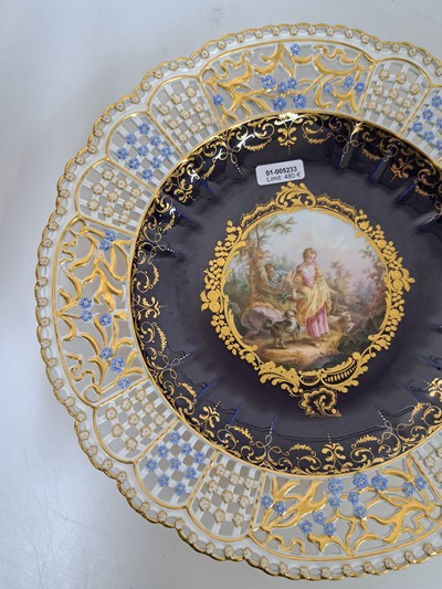 27039525c - Prunkteller, Meissen, um 1860/70, mittig mit feiner Figurenszenerie bemalt aufwendiger ...