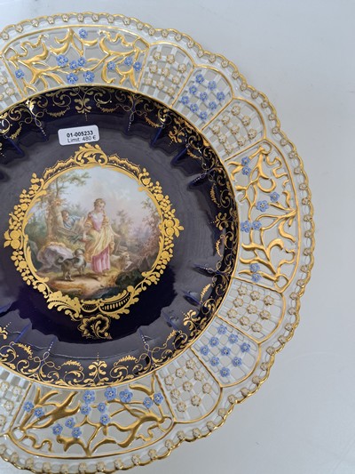 27039525d - Prunkteller, Meissen, um 1860/70, mittig mit feiner Figurenszenerie bemalt aufwendiger ...