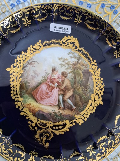 27039526b - Prunkteller, Meissen, um 1860/70, mittig mit feinen Figuren bemalt, aufwendiger floraler ...