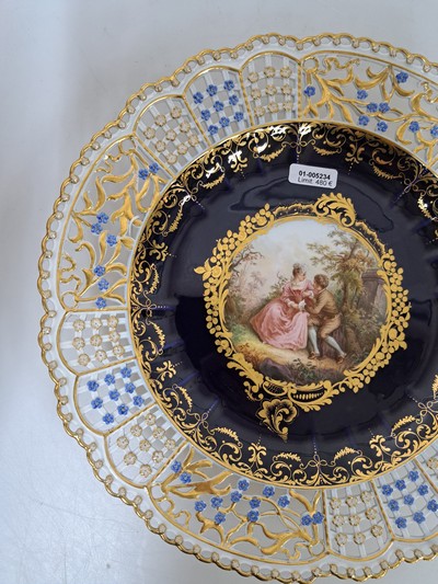 27039526c - Prunkteller, Meissen, um 1860/70, mittig mit feinen Figuren bemalt, aufwendiger floraler ...