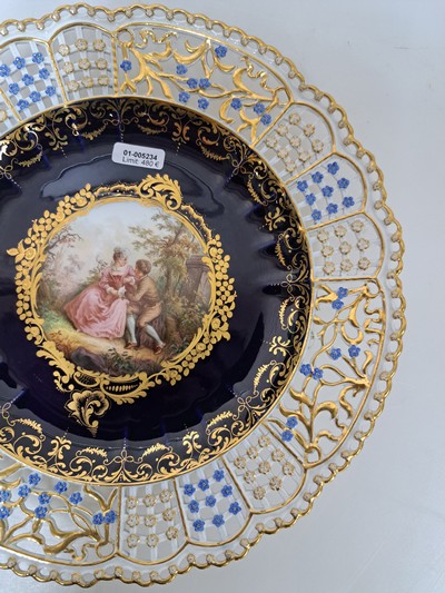 27039526d - Prunkteller, Meissen, um 1860/70, mittig mit feinen Figuren bemalt, aufwendiger floraler ...