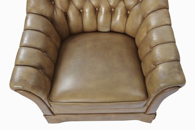 27039557b - Sessel, nach engl. Vorbild, hellbraunes Rindsleder, Rücken u. Armlehnen genoppt u. ...