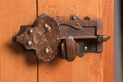 27039582a - Bauernmöbel, sog. Wirtschaftsschrank, norddeutsch, 18.Jh., Bandornamentik in ...