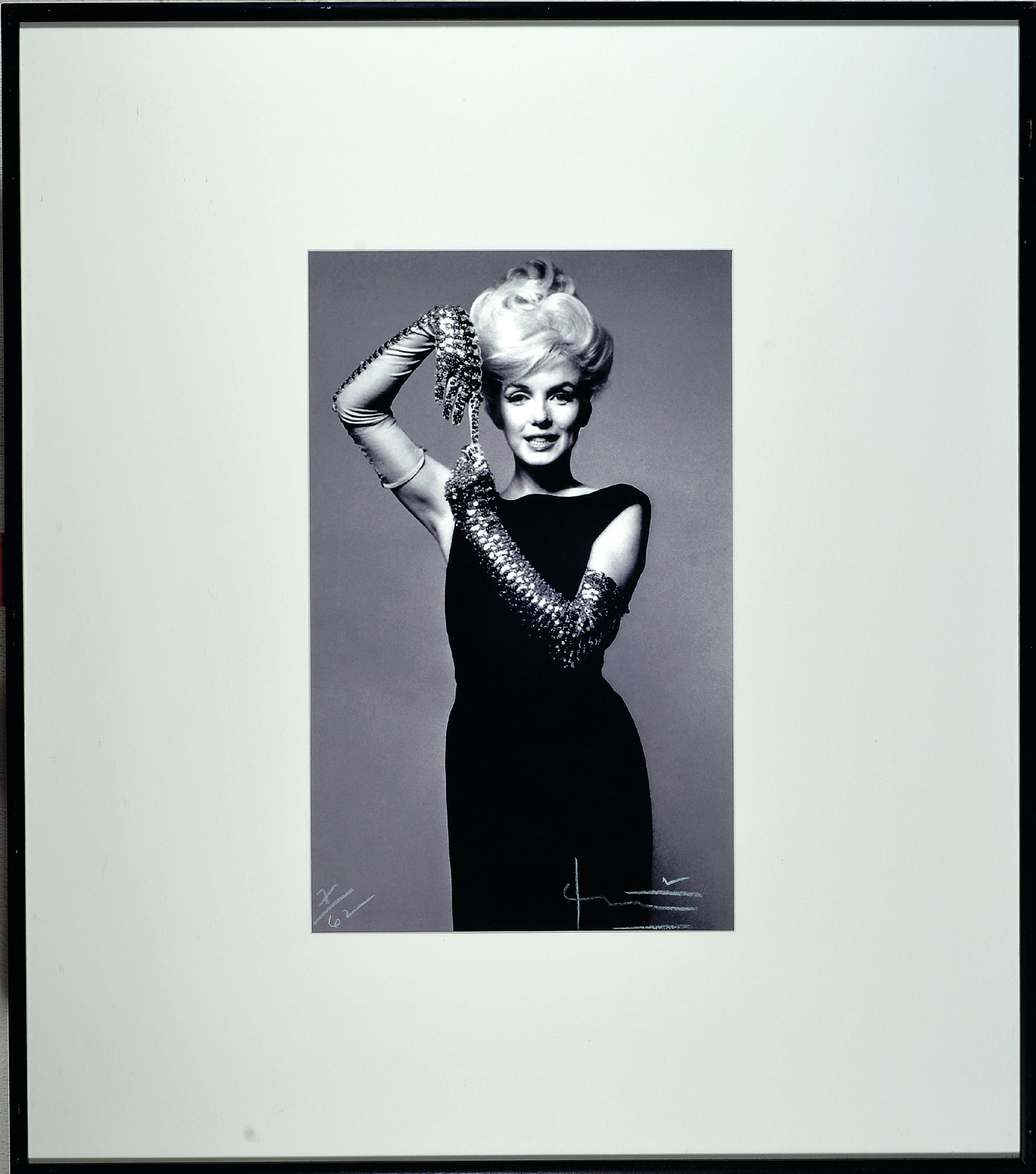 Detail k: Bert Stern, 1929-2013, Marilyn with sequin gloves, Fotografie, Iris-Print, handsigniert und num. 7/62, auf der Rückseite nochmals handsign. und ...