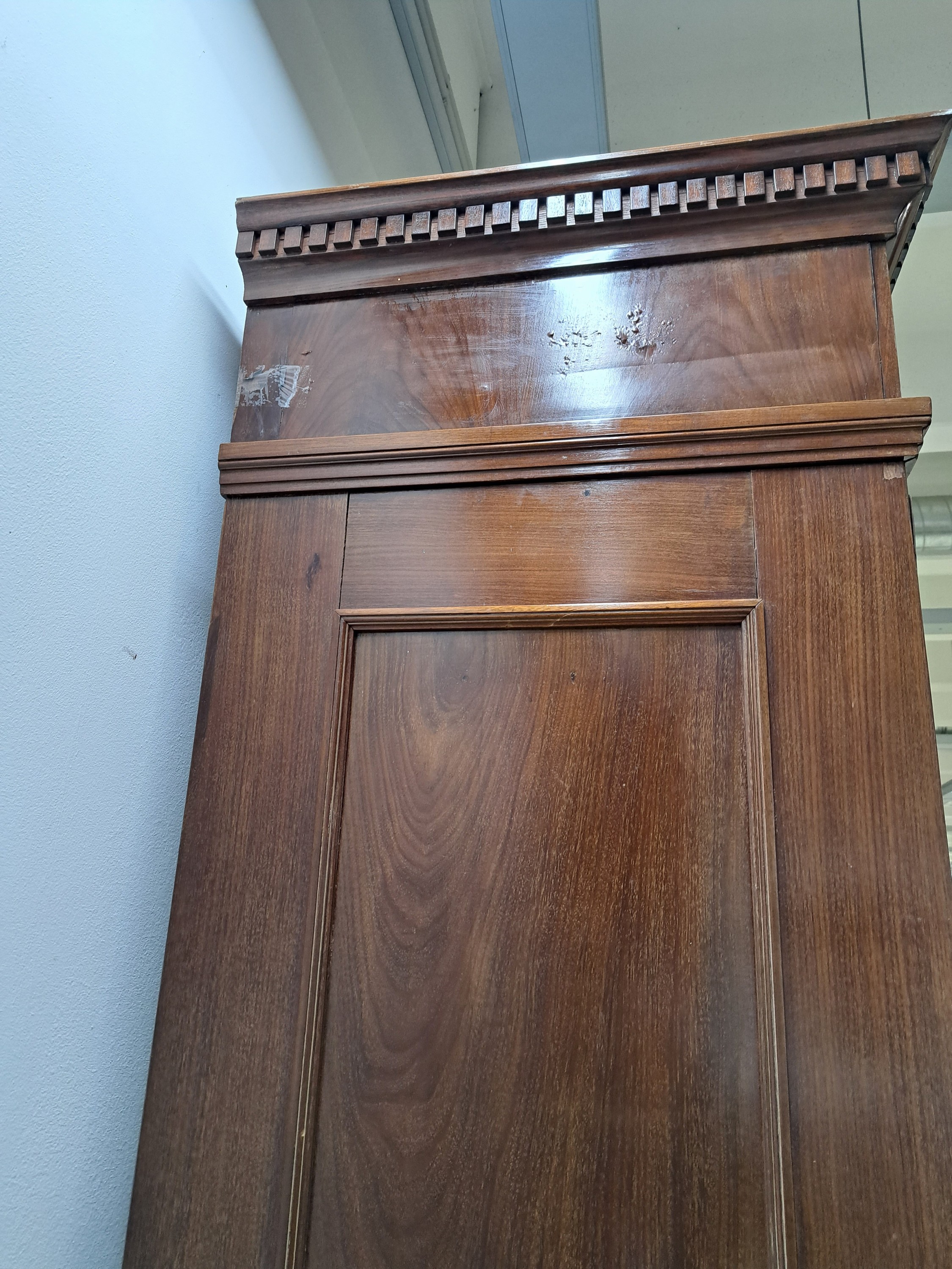 Detail d: Großer Hallenschrank, Hamburg-Altona, um 1800, Pyramidenmahagonifurnier auf Eiche massiv, zweitürig, Unterteil mit 2 Schubladen, Gesims verkröpft ...