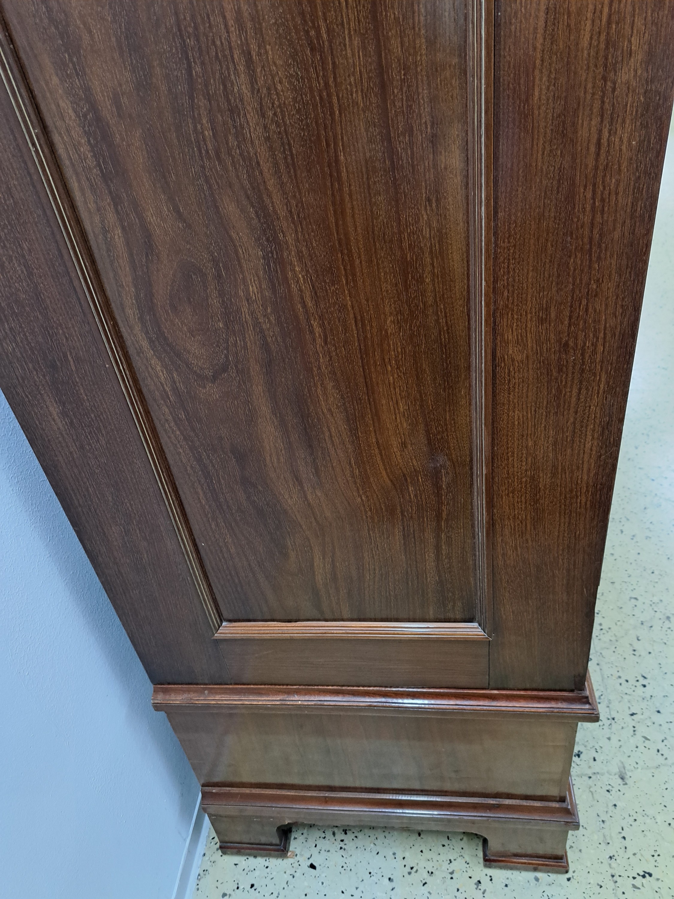 Detail e: Großer Hallenschrank, Hamburg-Altona, um 1800, Pyramidenmahagonifurnier auf Eiche massiv, zweitürig, Unterteil mit 2 Schubladen, Gesims verkröpft ...