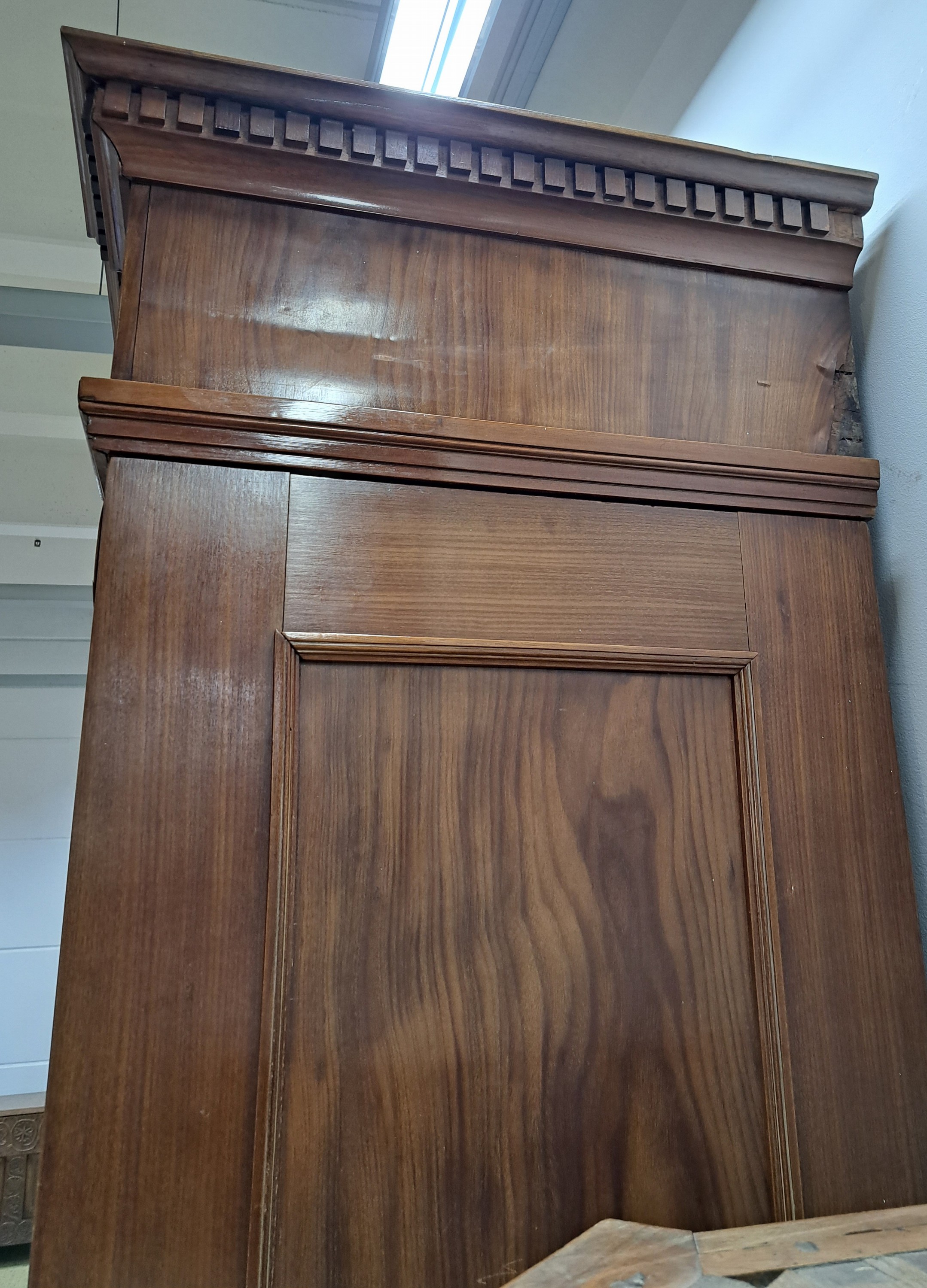 Detail f: Großer Hallenschrank, Hamburg-Altona, um 1800, Pyramidenmahagonifurnier auf Eiche massiv, zweitürig, Unterteil mit 2 Schubladen, Gesims verkröpft ...