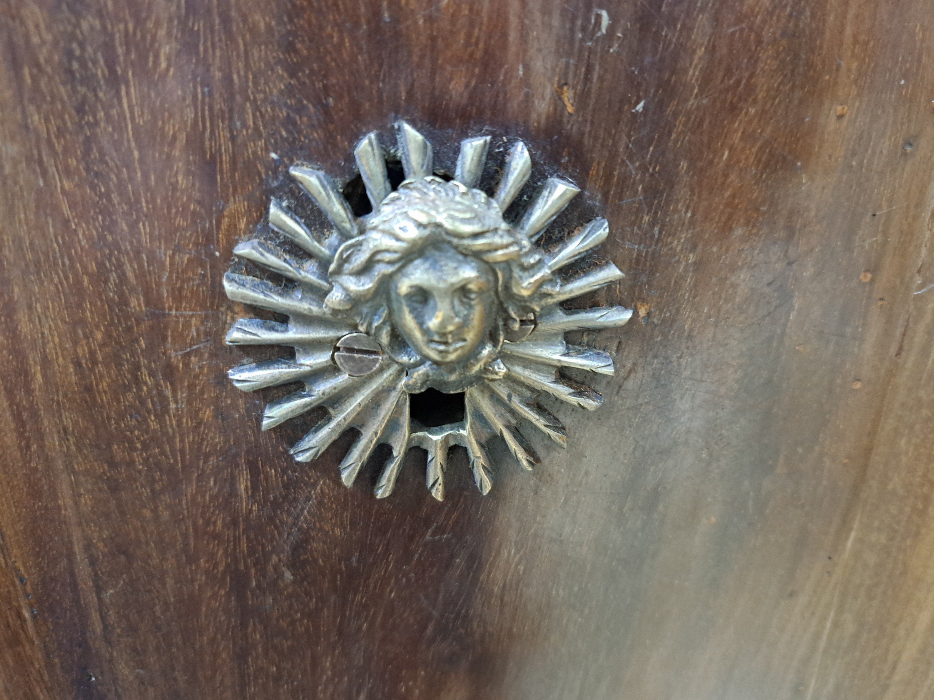 Detail k: Großer Hallenschrank, Hamburg-Altona, um 1800, Pyramidenmahagonifurnier auf Eiche massiv, zweitürig, Unterteil mit 2 Schubladen, Gesims verkröpft ...