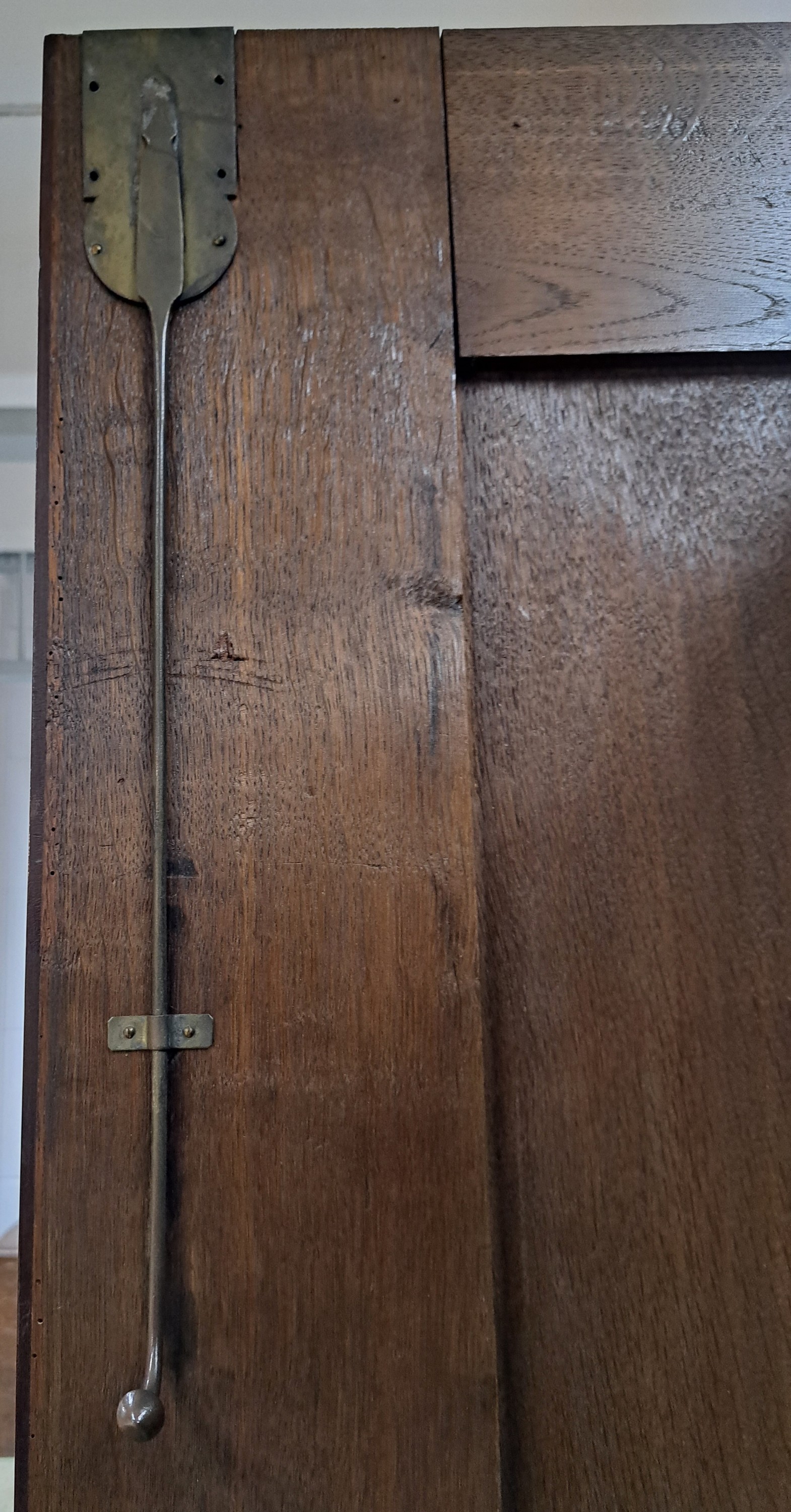 Detail l: Großer Hallenschrank, Hamburg-Altona, um 1800, Pyramidenmahagonifurnier auf Eiche massiv, zweitürig, Unterteil mit 2 Schubladen, Gesims verkröpft ...