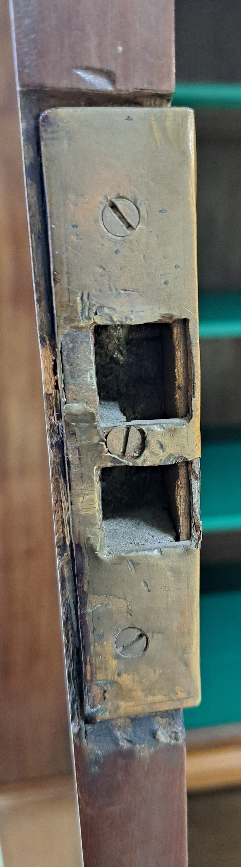 Detail m: Großer Hallenschrank, Hamburg-Altona, um 1800, Pyramidenmahagonifurnier auf Eiche massiv, zweitürig, Unterteil mit 2 Schubladen, Gesims verkröpft ...