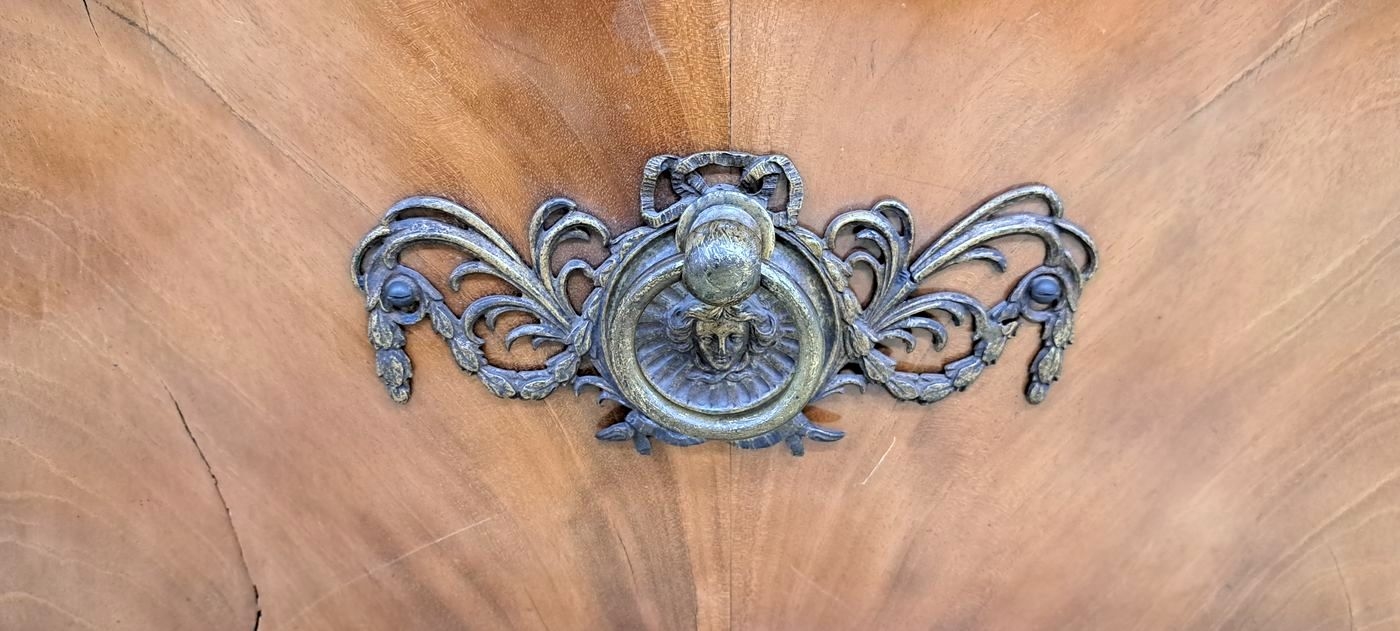 Detail p: Großer Hallenschrank, Hamburg-Altona, um 1800, Pyramidenmahagonifurnier auf Eiche massiv, zweitürig, Unterteil mit 2 Schubladen, Gesims verkröpft ...