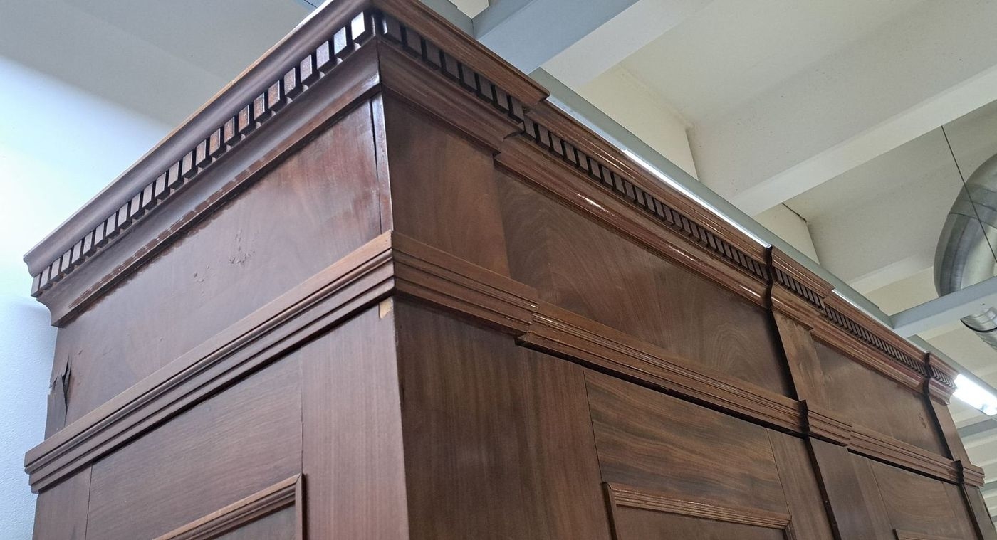 Detail q: Großer Hallenschrank, Hamburg-Altona, um 1800, Pyramidenmahagonifurnier auf Eiche massiv, zweitürig, Unterteil mit 2 Schubladen, Gesims verkröpft ...