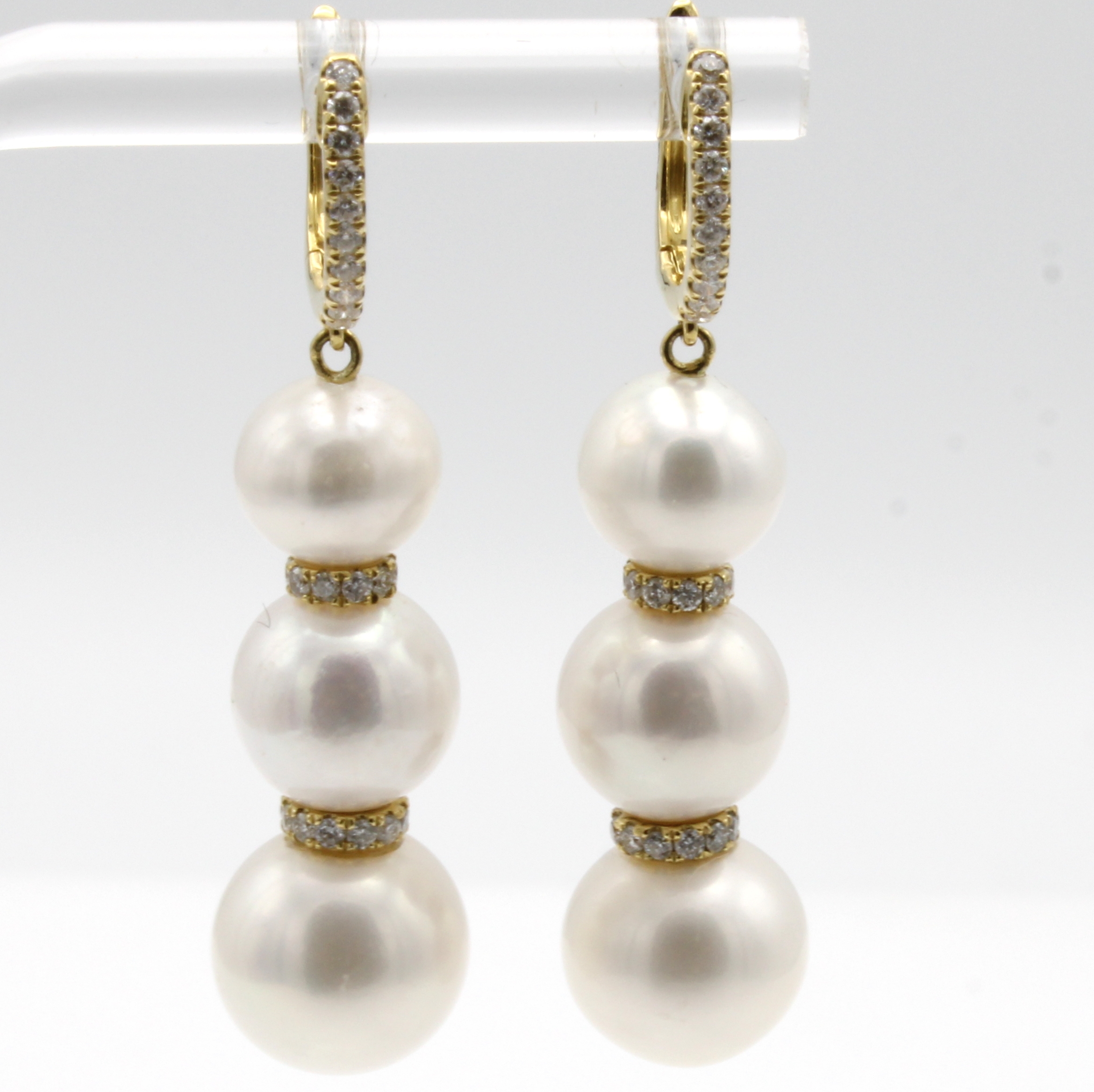 Image 27039812 - Paar Ohrgehänge mit Süßwasserzuchtperlen und Brillanten, GG 750/000, 6 weiße Perlen, ...