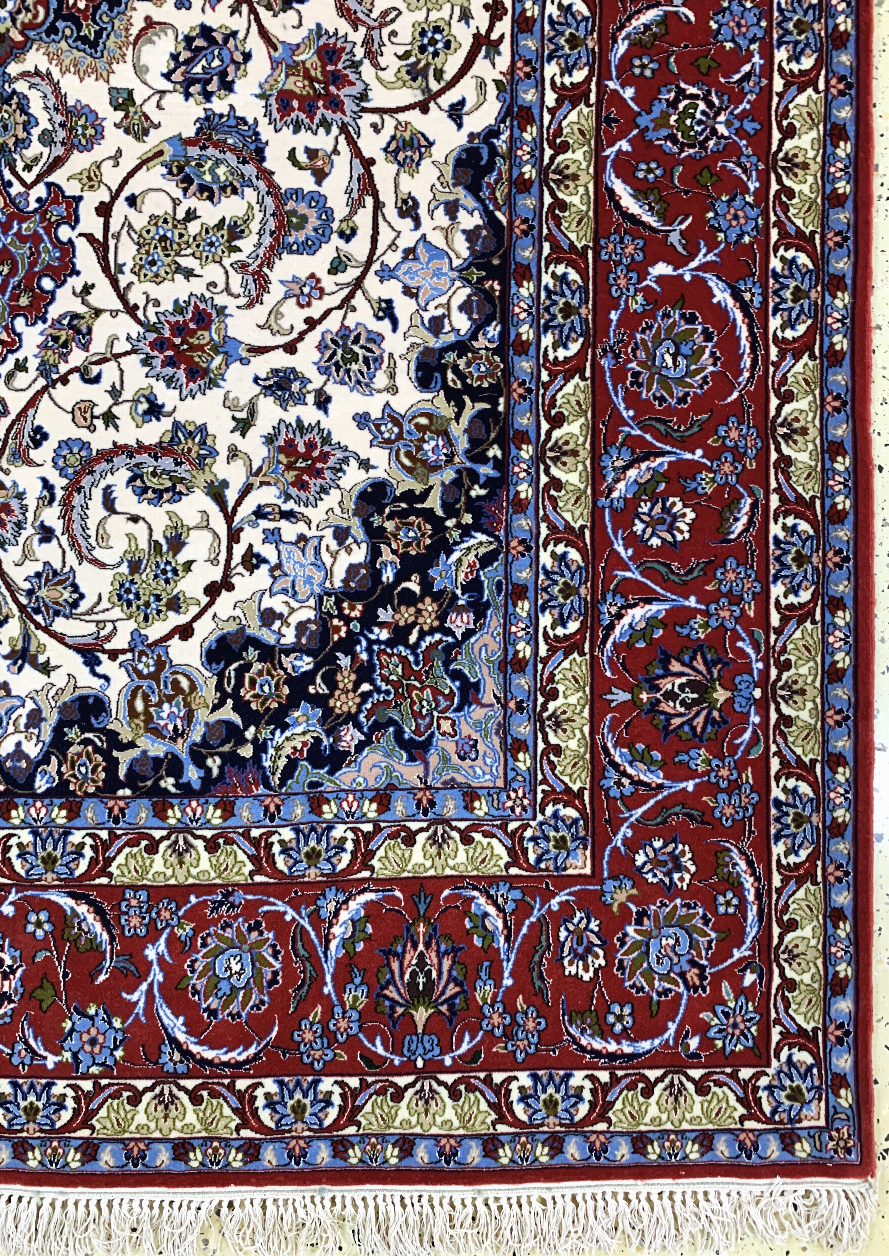 Detail a: Esfahan fein, Persien, Ende 20.Jhd, Korkwolle mit und auf Seide, ca. 240 x 155 cm,EHZ: 2, (minimaler Mottenfrass am Rand).