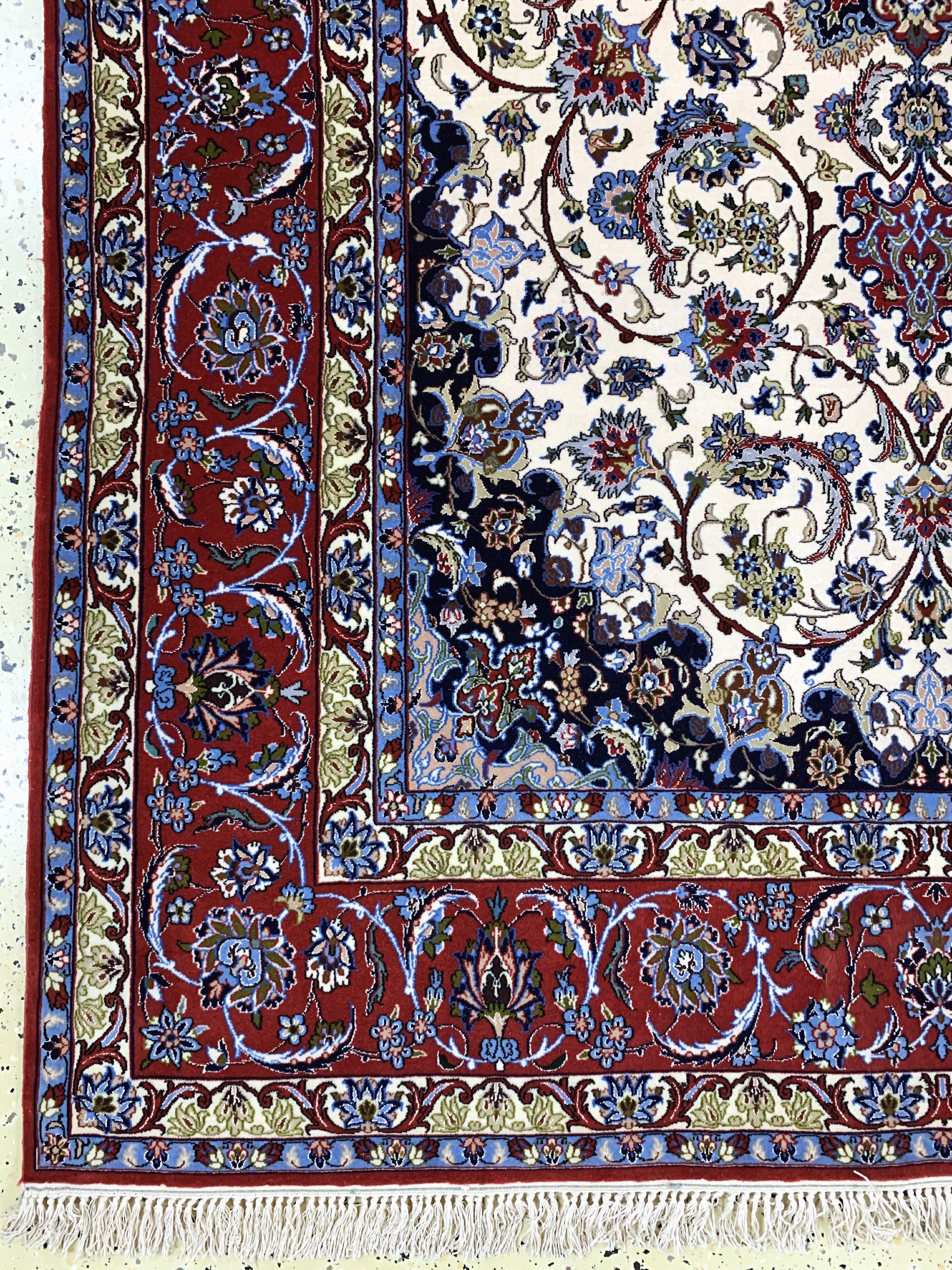 Detail b: Esfahan fein, Persien, Ende 20.Jhd, Korkwolle mit und auf Seide, ca. 240 x 155 cm,EHZ: 2, (minimaler Mottenfrass am Rand).