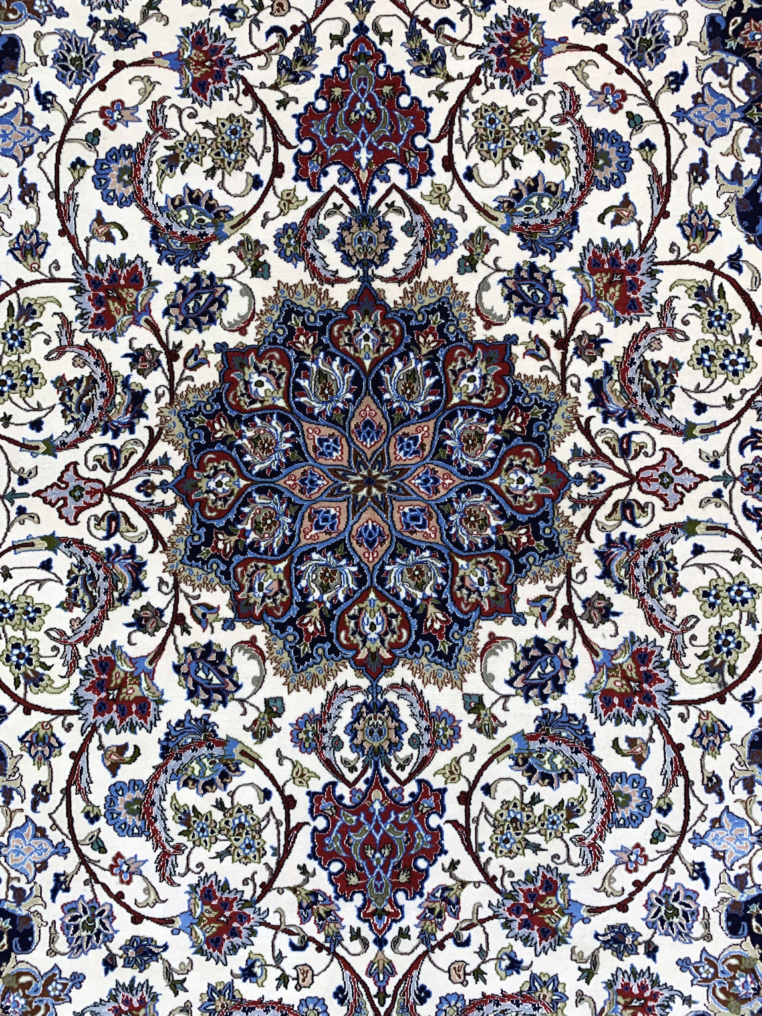 Detail c: Esfahan fein, Persien, Ende 20.Jhd, Korkwolle mit und auf Seide, ca. 240 x 155 cm,EHZ: 2, (minimaler Mottenfrass am Rand).