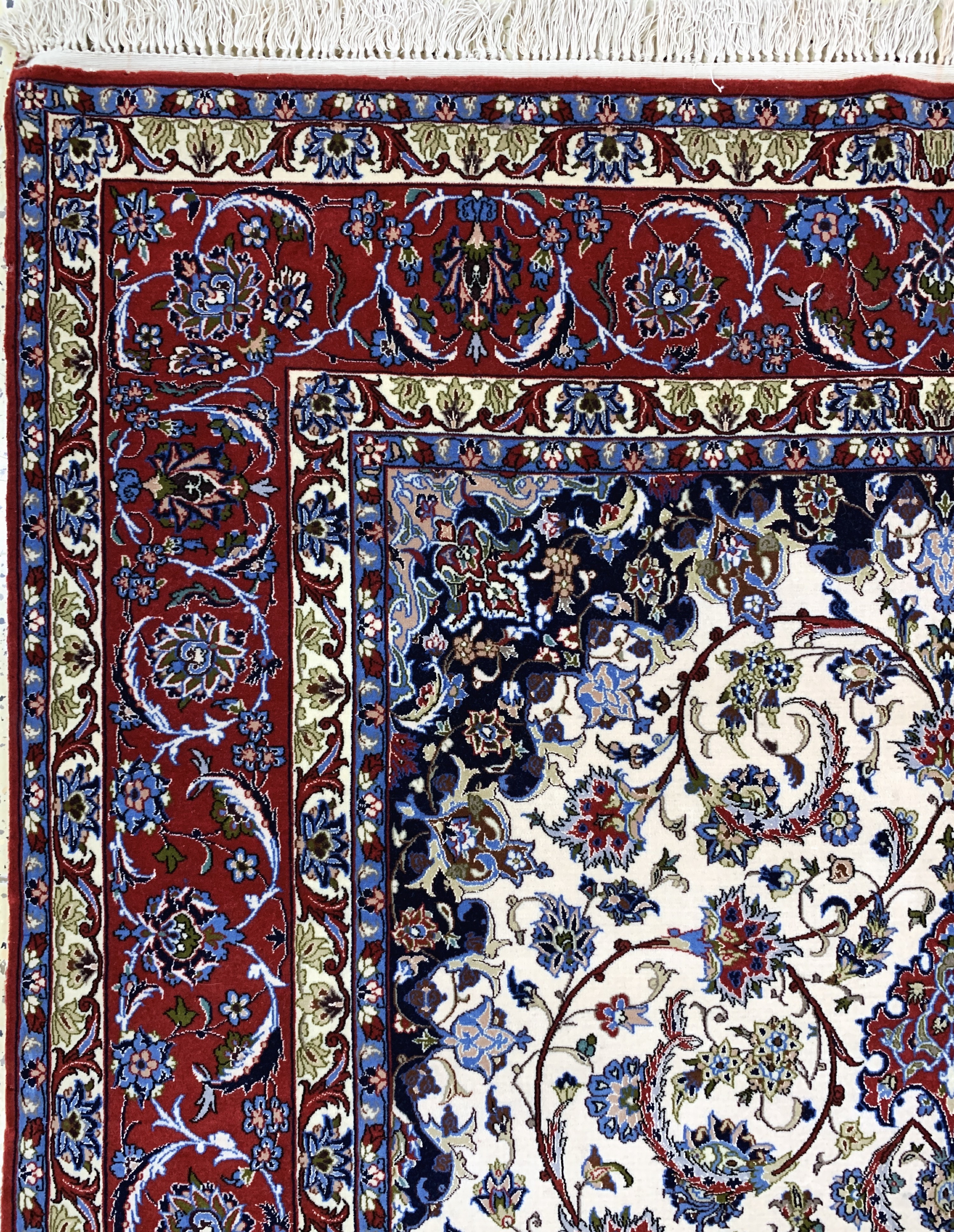 Detail d: Esfahan fein, Persien, Ende 20.Jhd, Korkwolle mit und auf Seide, ca. 240 x 155 cm,EHZ: 2, (minimaler Mottenfrass am Rand).