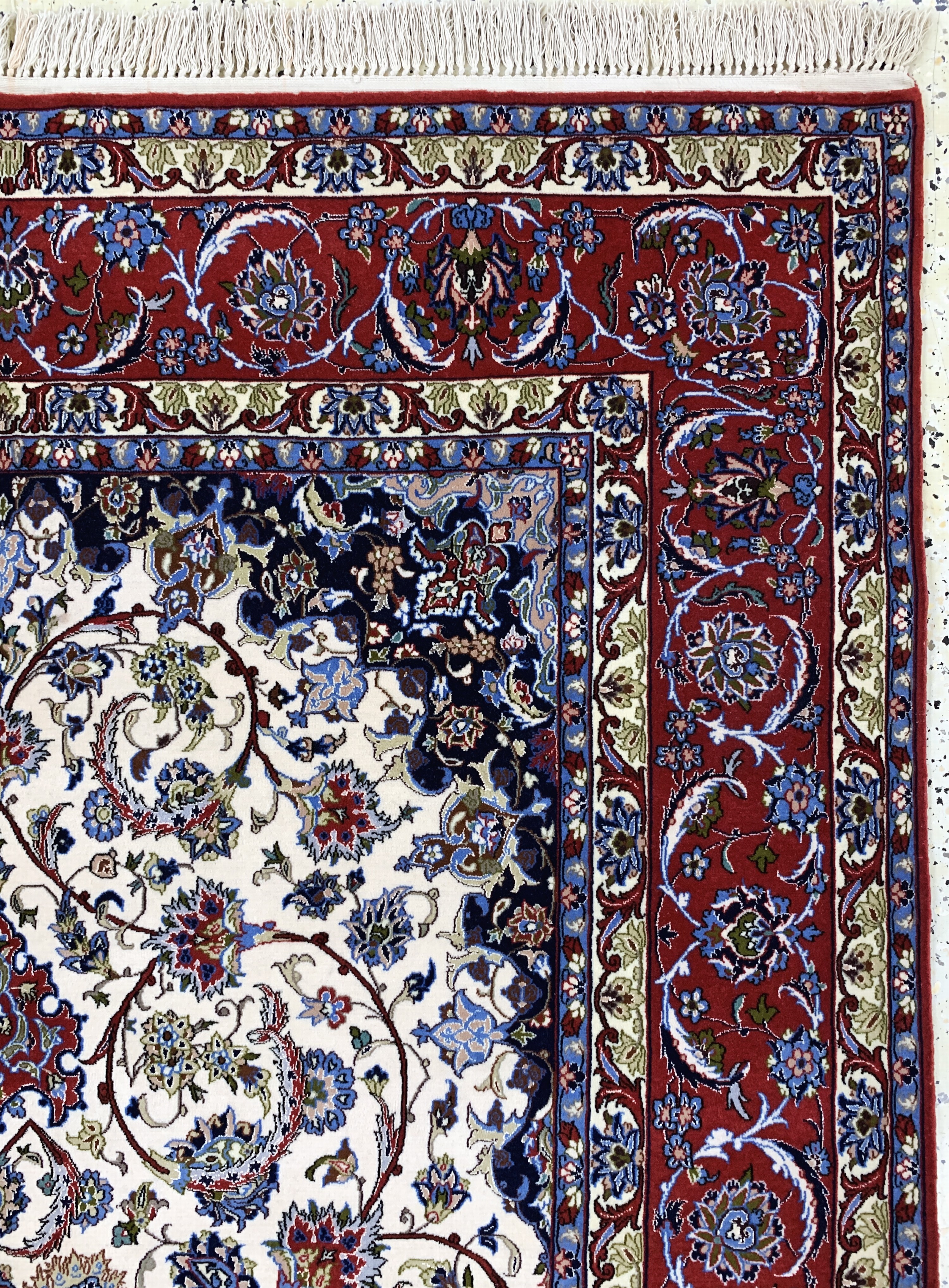 Detail e: Esfahan fein, Persien, Ende 20.Jhd, Korkwolle mit und auf Seide, ca. 240 x 155 cm,EHZ: 2, (minimaler Mottenfrass am Rand).