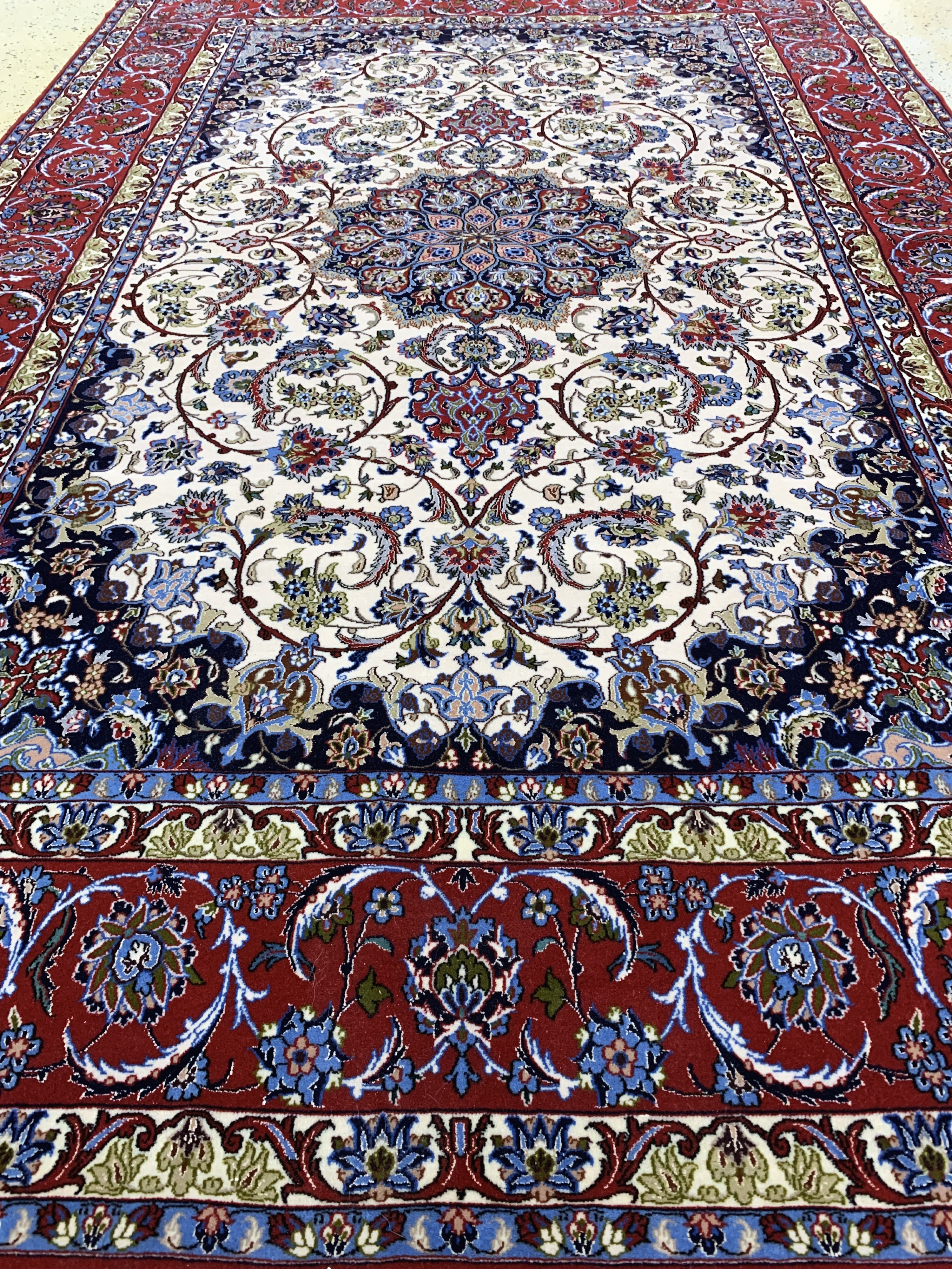 Detail f: Esfahan fein, Persien, Ende 20.Jhd, Korkwolle mit und auf Seide, ca. 240 x 155 cm,EHZ: 2, (minimaler Mottenfrass am Rand).