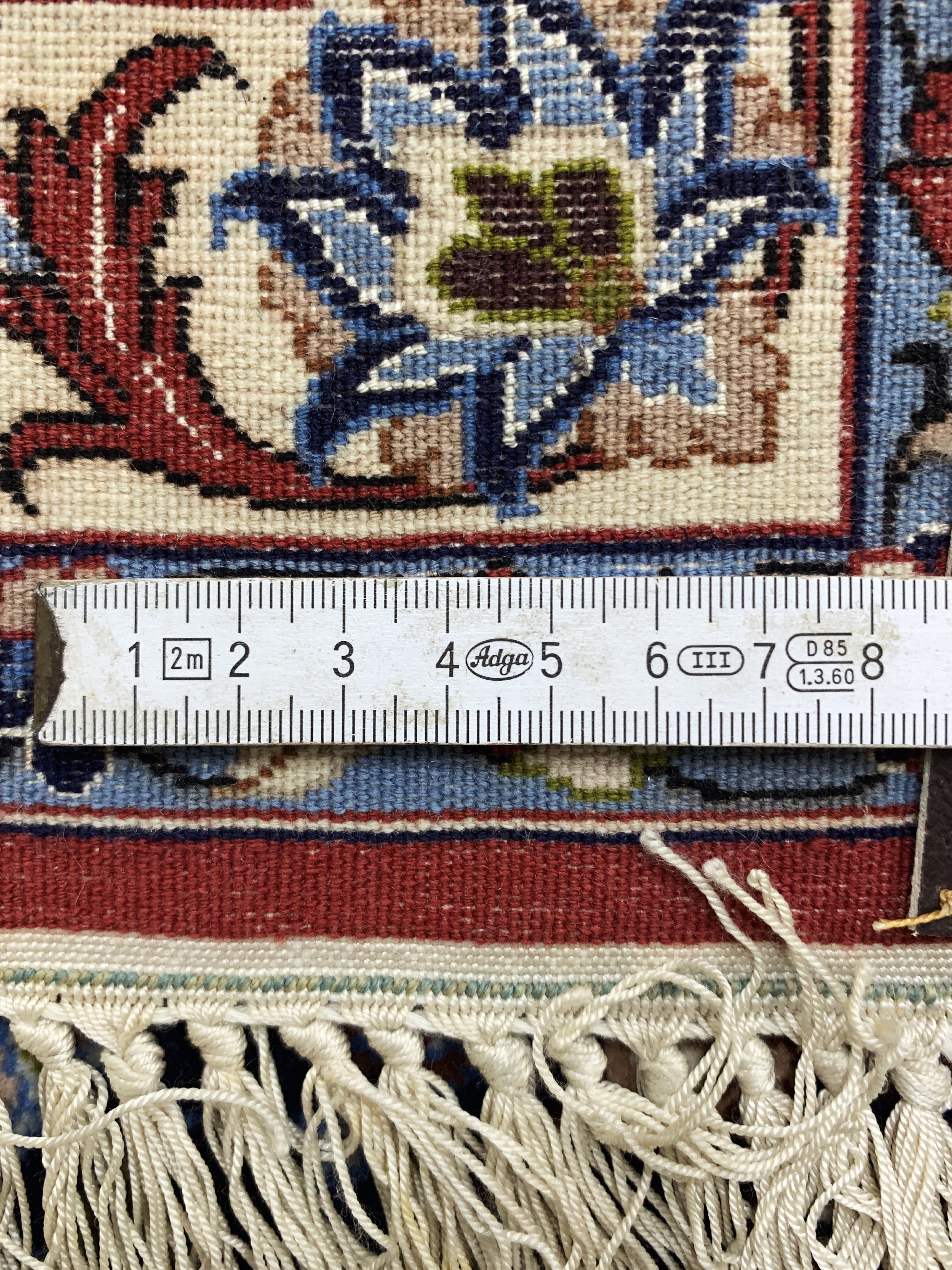 Detail g: Esfahan fein, Persien, Ende 20.Jhd, Korkwolle mit und auf Seide, ca. 240 x 155 cm,EHZ: 2, (minimaler Mottenfrass am Rand).