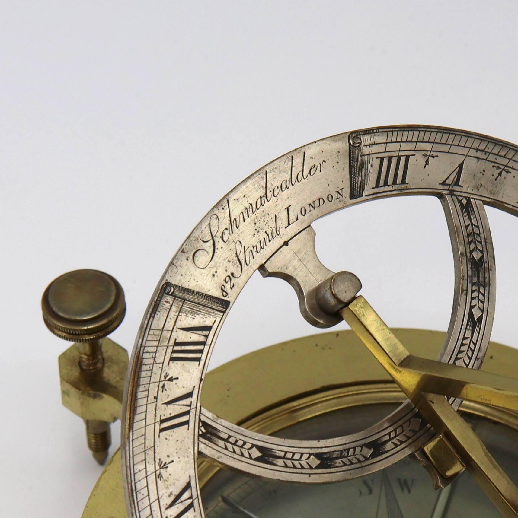 Detail a: SCHMALCALDER sehr seltene, große Sonnenuhr im original Etui, London um 1810, Messinggeh. auf 3 justierbaren Füßen stehend, im Boden unter Glas ...
