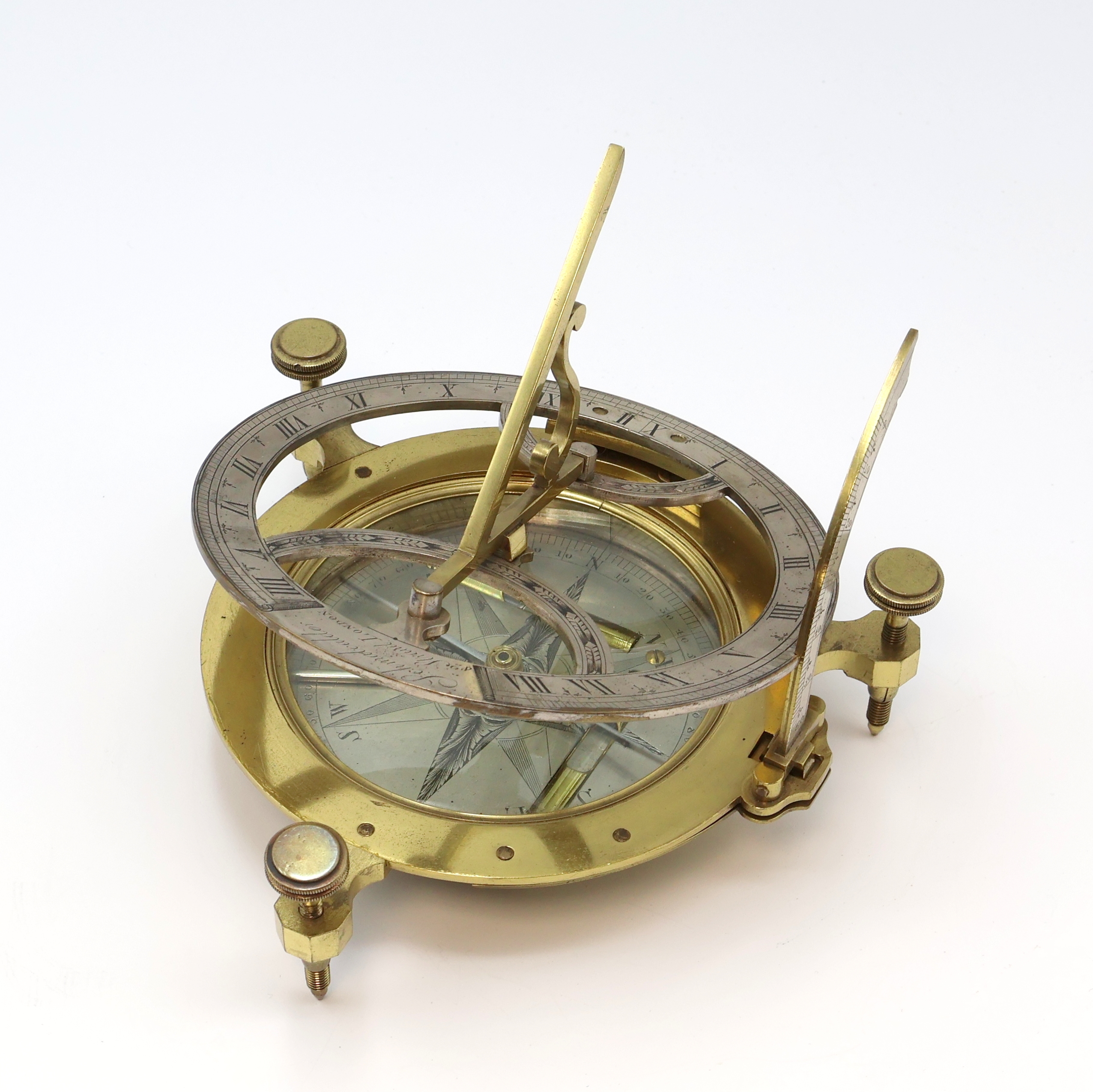 Detail b: SCHMALCALDER sehr seltene, große Sonnenuhr im original Etui, London um 1810, Messinggeh. auf 3 justierbaren Füßen stehend, im Boden unter Glas ...