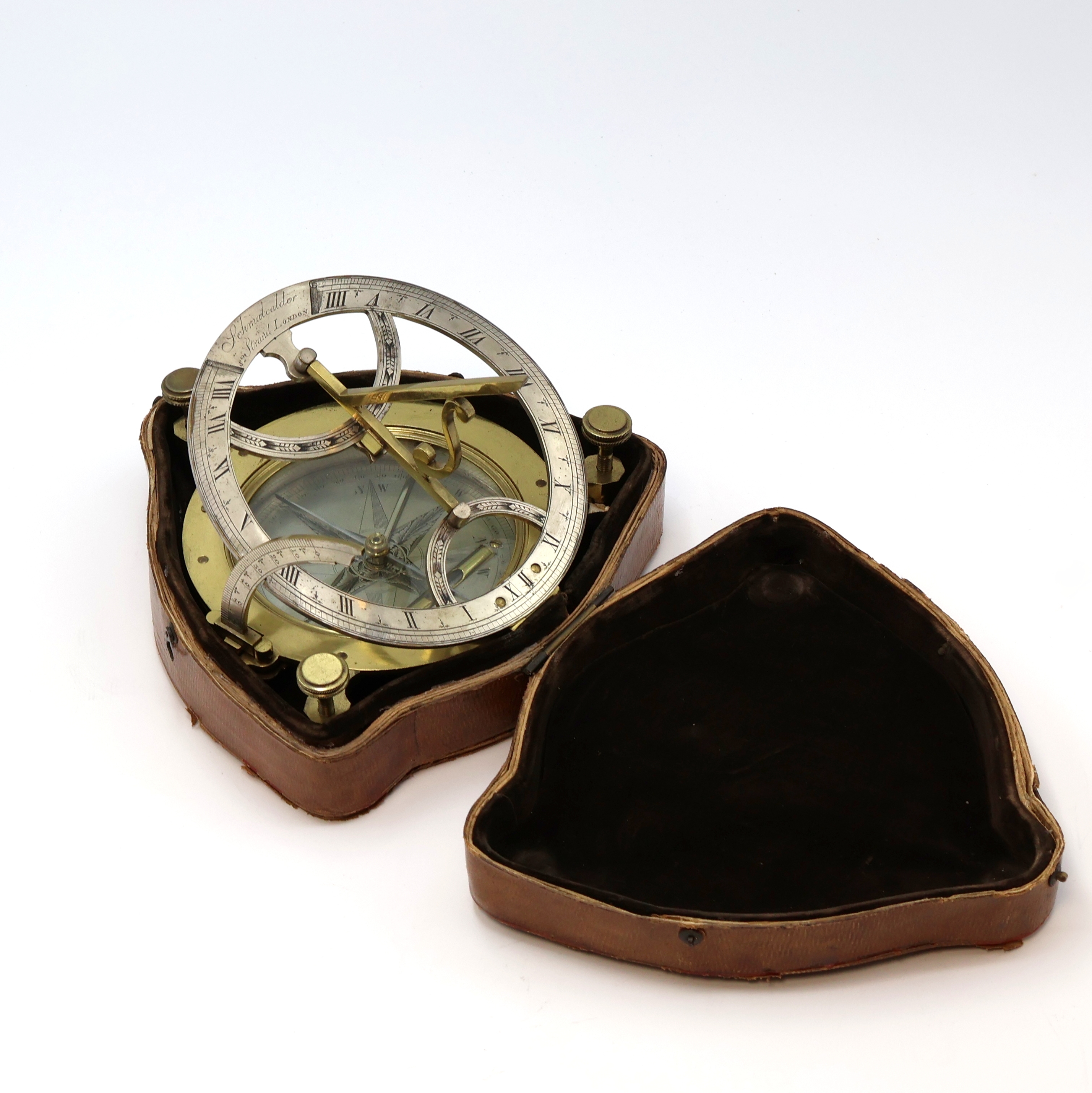 Detail c: SCHMALCALDER sehr seltene, große Sonnenuhr im original Etui, London um 1810, Messinggeh. auf 3 justierbaren Füßen stehend, im Boden unter Glas ...