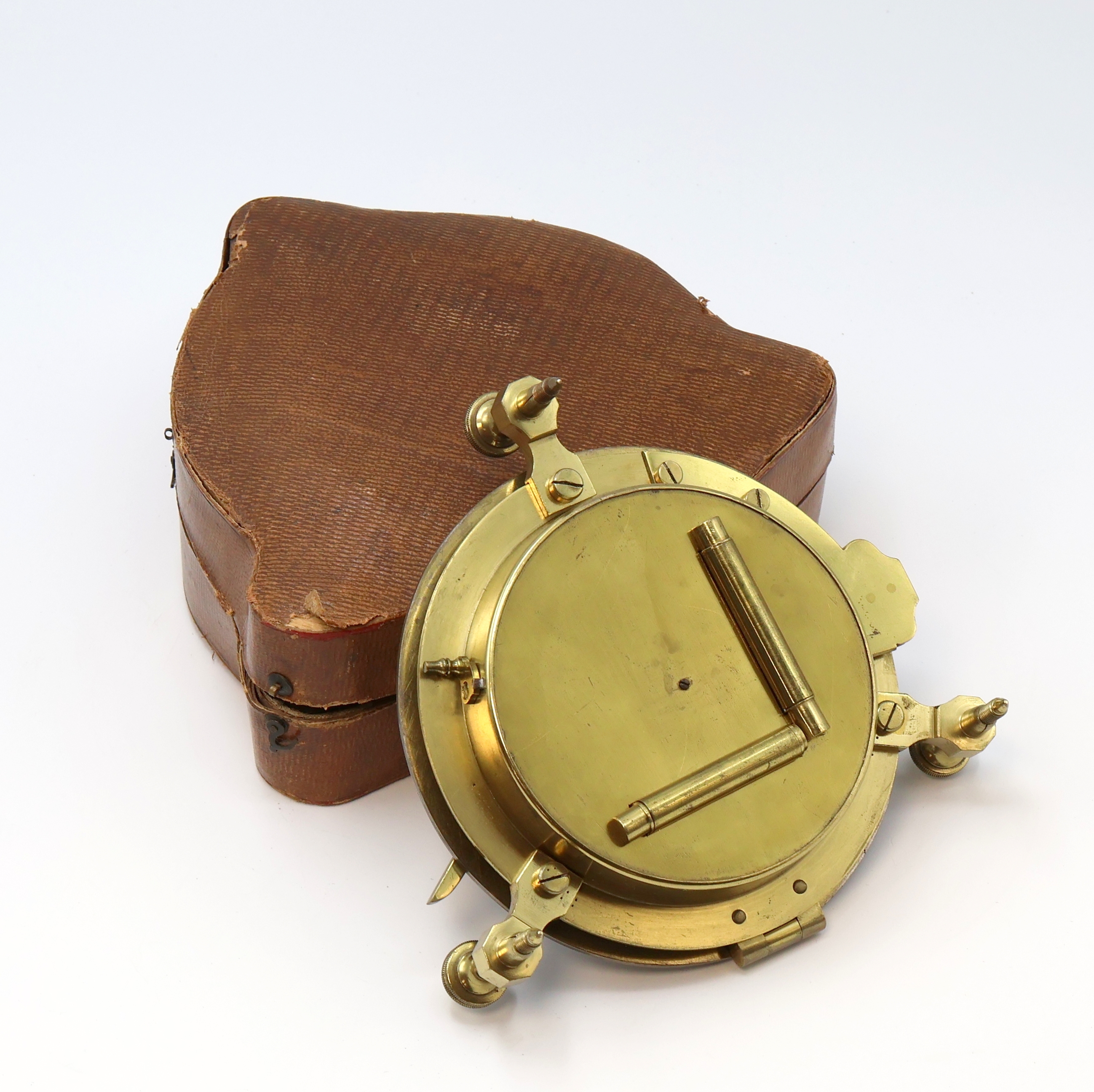 Detail d: SCHMALCALDER sehr seltene, große Sonnenuhr im original Etui, London um 1810, Messinggeh. auf 3 justierbaren Füßen stehend, im Boden unter Glas ...